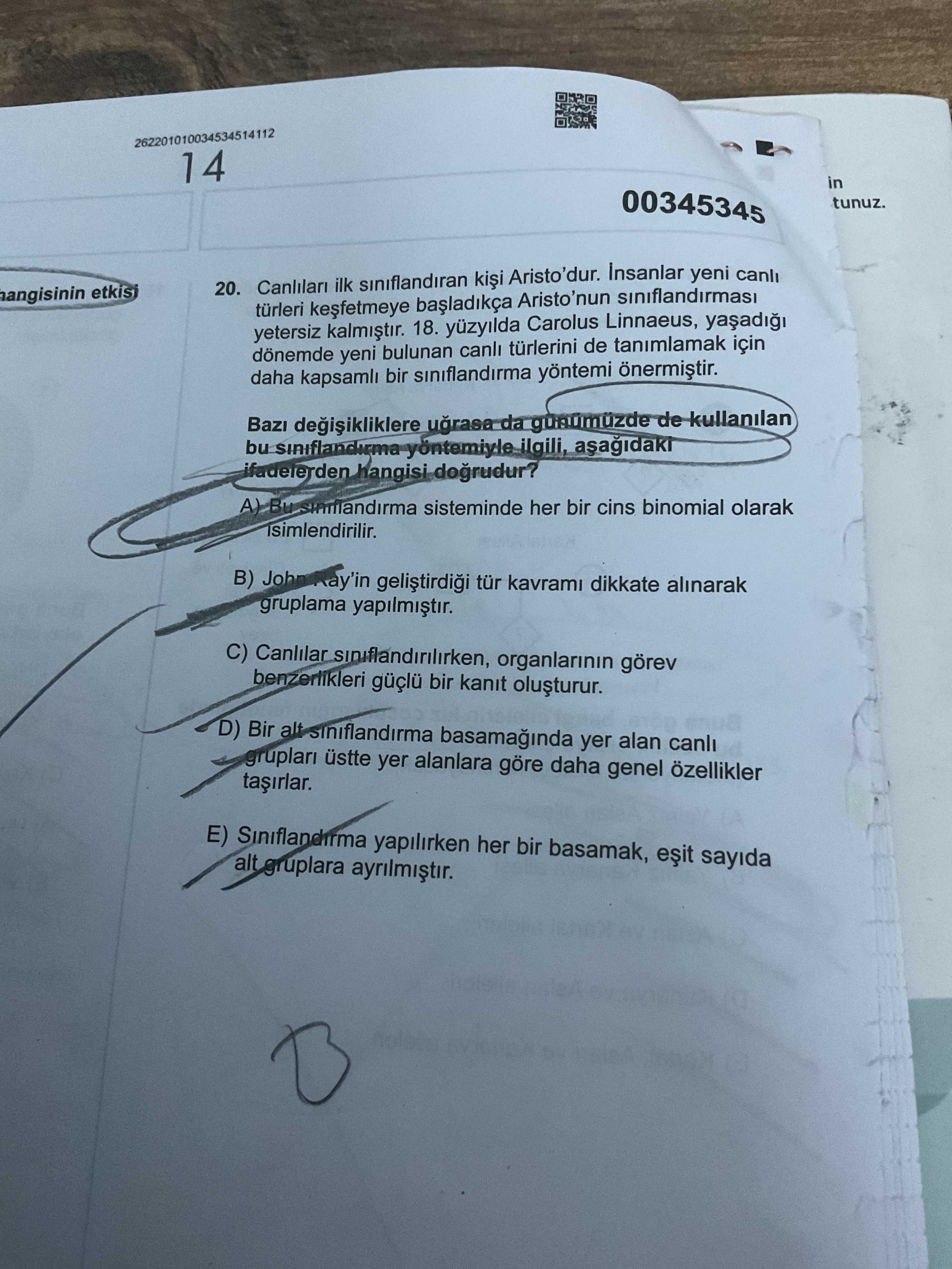 Canlıları ilk sınıflandıran kişi Aristo'dur. İnsanlar yeni canlı türleri keşfetmeye başladıkça