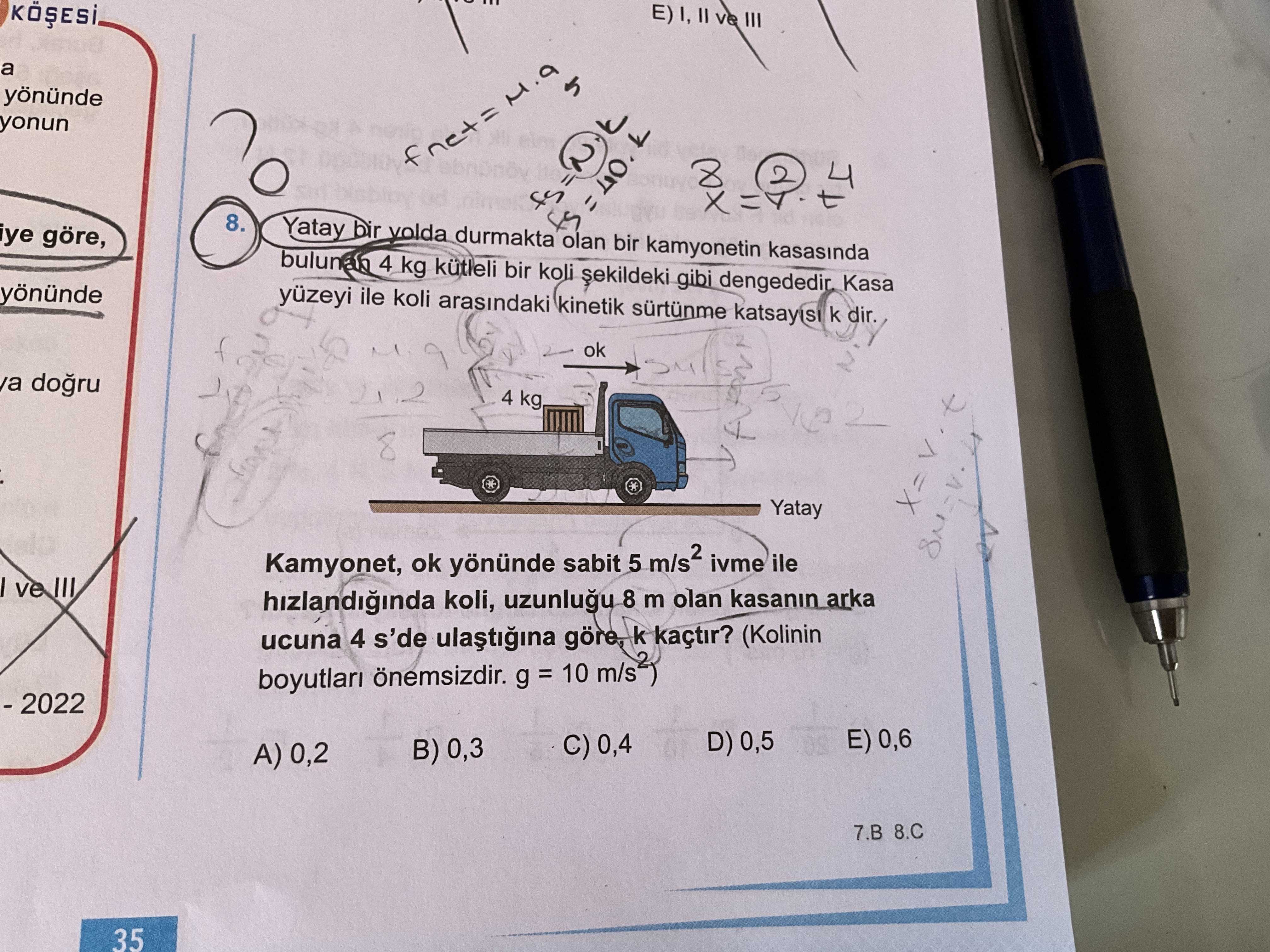 Yatay bir yolda durmakta olan bir kamyonetin kasasında bulunan 4 kg kütleli bir koli şekildeki gibi