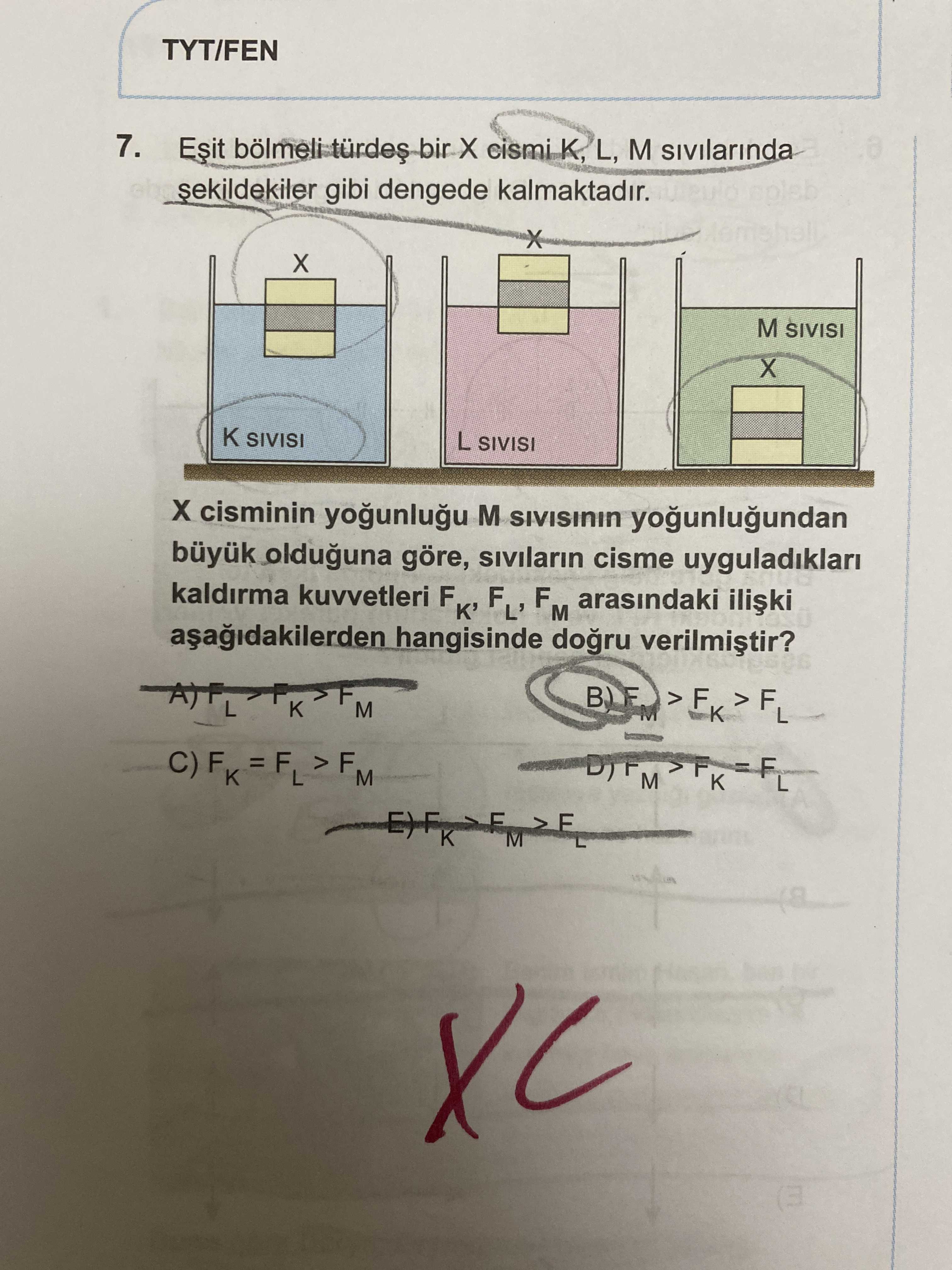 Eşit bölmeli türdeş bir X cismi K, L, M sıvılarında şekildekiler gibi dengede kalmaktadır. X