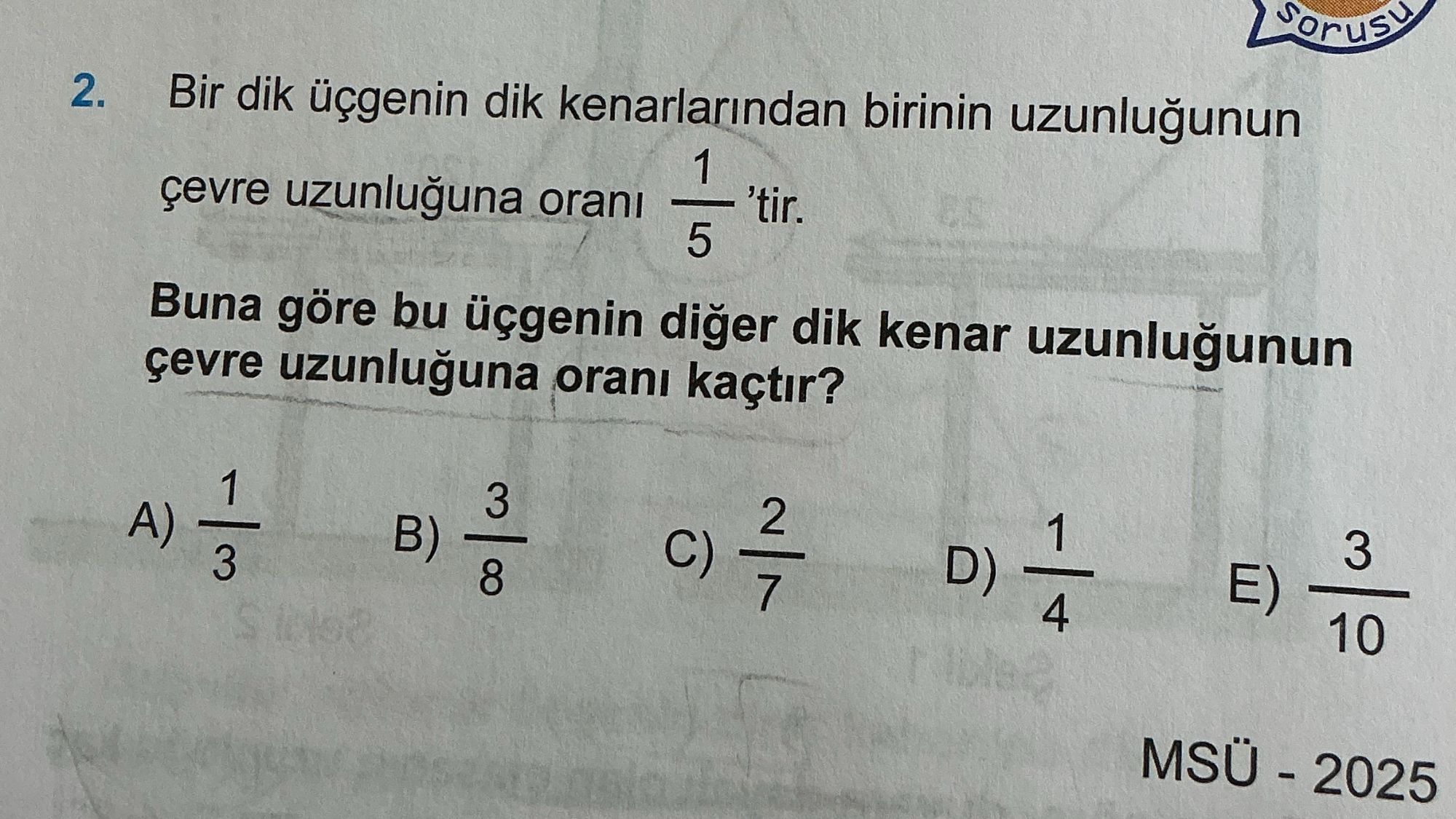 Bir dik üçgenin dik kenarlarından birinin uzunluğunun çevre uzunluğuna oranı 1/5 'tir. Buna göre bu