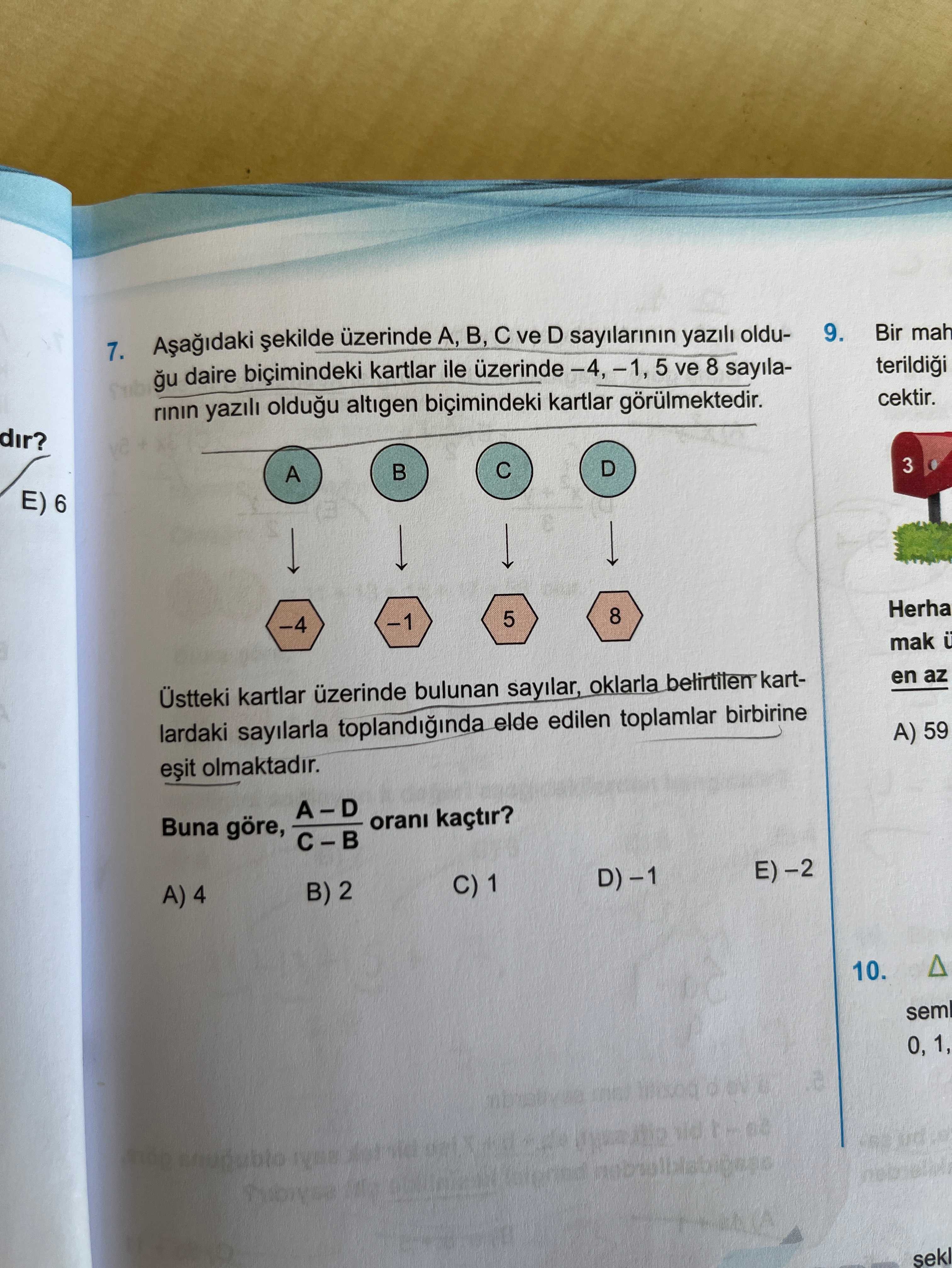 Aşağıdaki şekilde üzerinde A, B, C ve D sayılarının yazılı olduğu daire biçimindeki kartlar ile