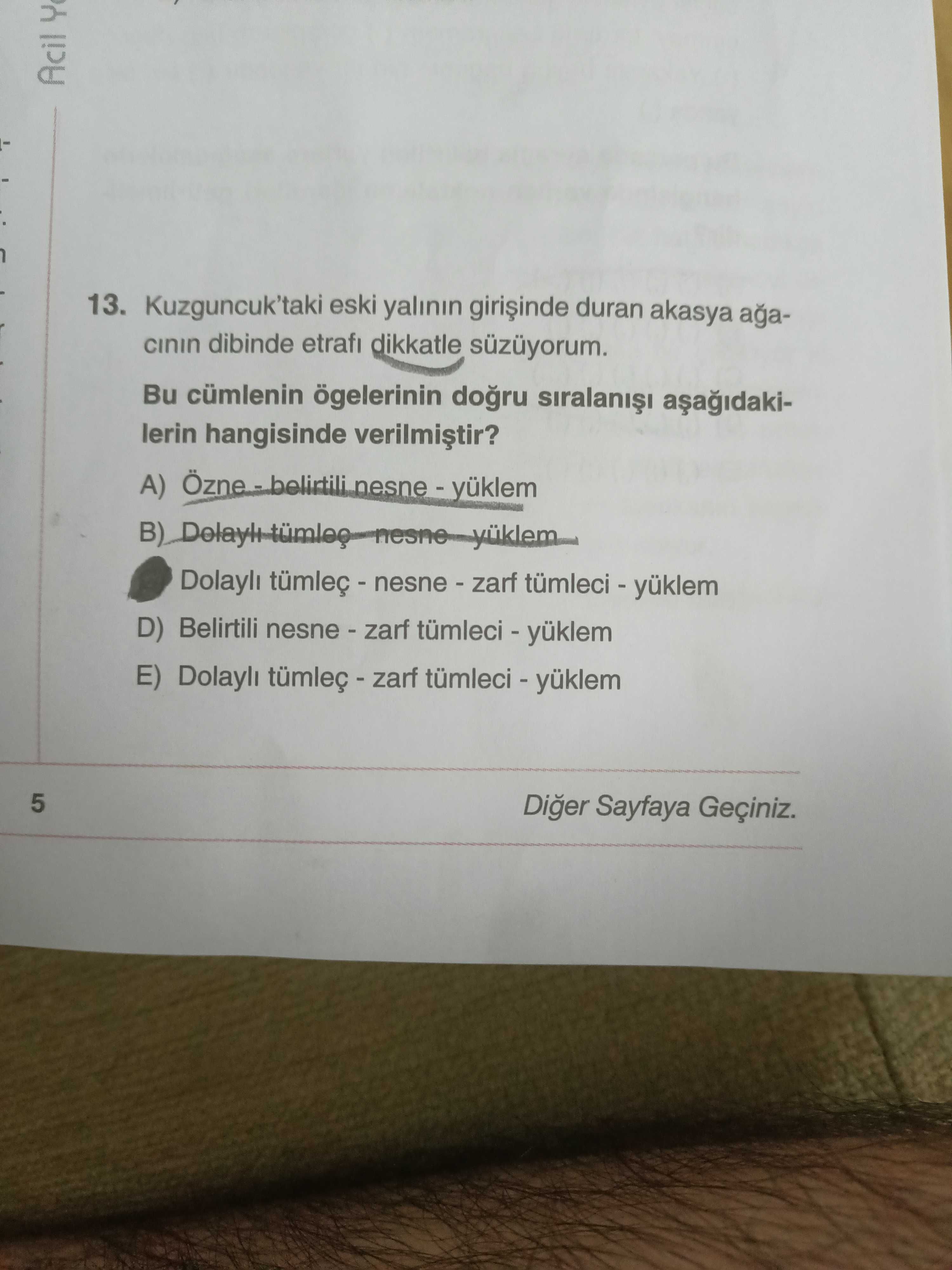 Kuzguncuk'taki eski yalının girişinde duran akasya ağacının dibinde etrafı dikkatle süzüyorum. Bu