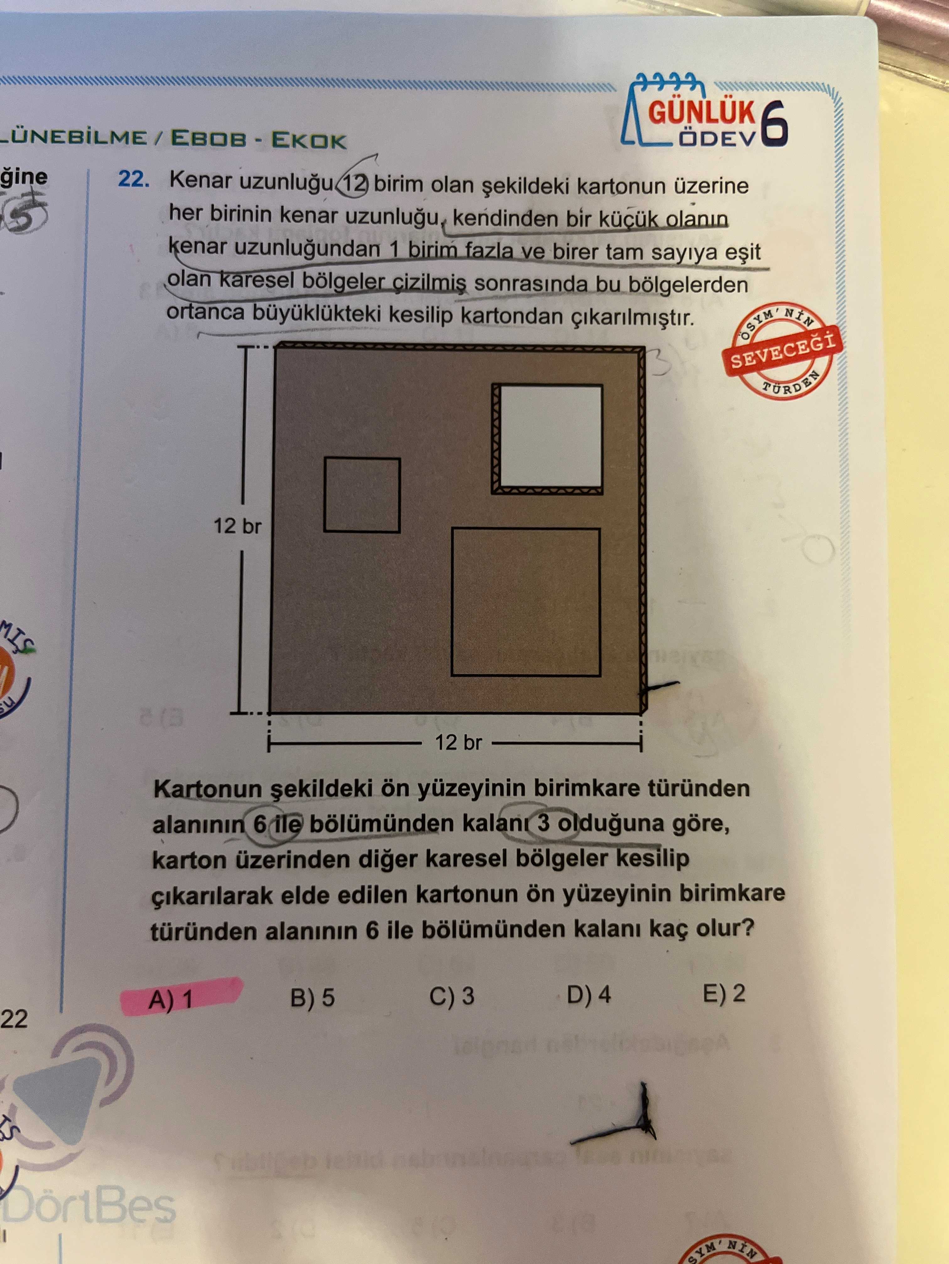 Kenar uzunluğu 12 birim olan şekildeki kartonun üzerine her birinin kenar uzunluğu, kendinden bir