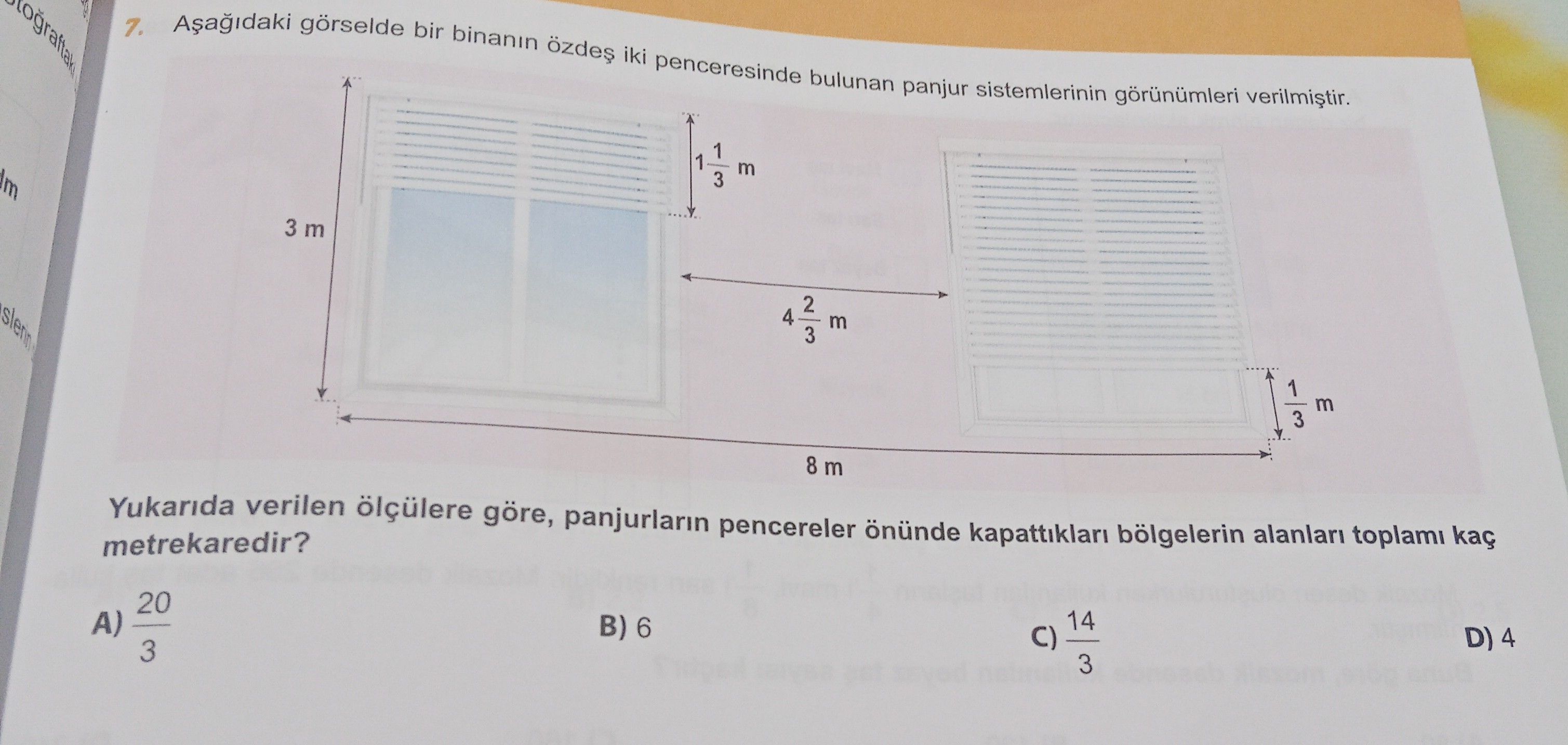 Aşağıdaki görselde bir binanın özdeş iki penceresinde bulunan panjur sistemlerinin görünümleri