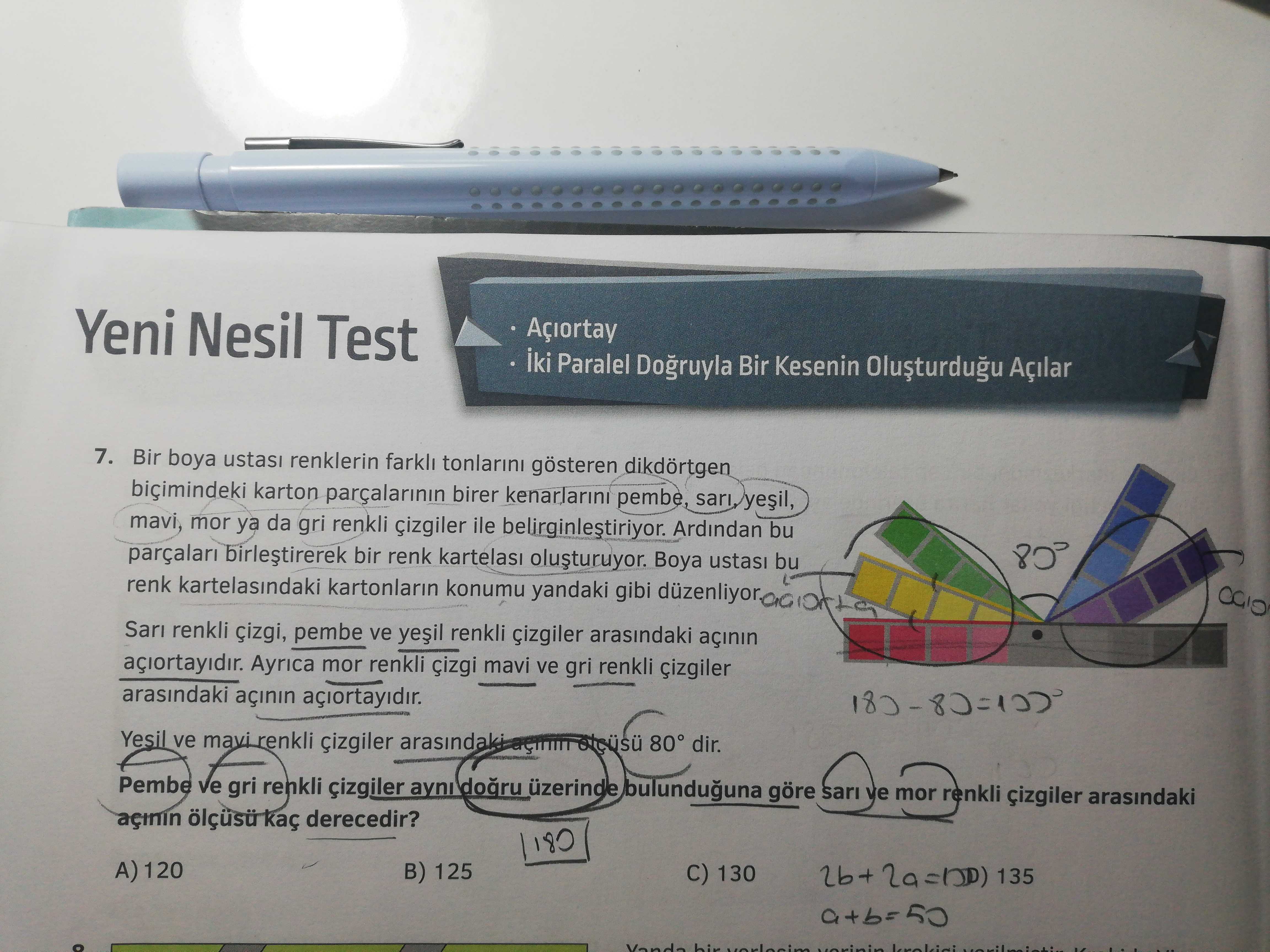 Bir boya ustası renklerin farklı tonlarını gösteren dikdörtgen biçimindeki karton parçalarının birer
