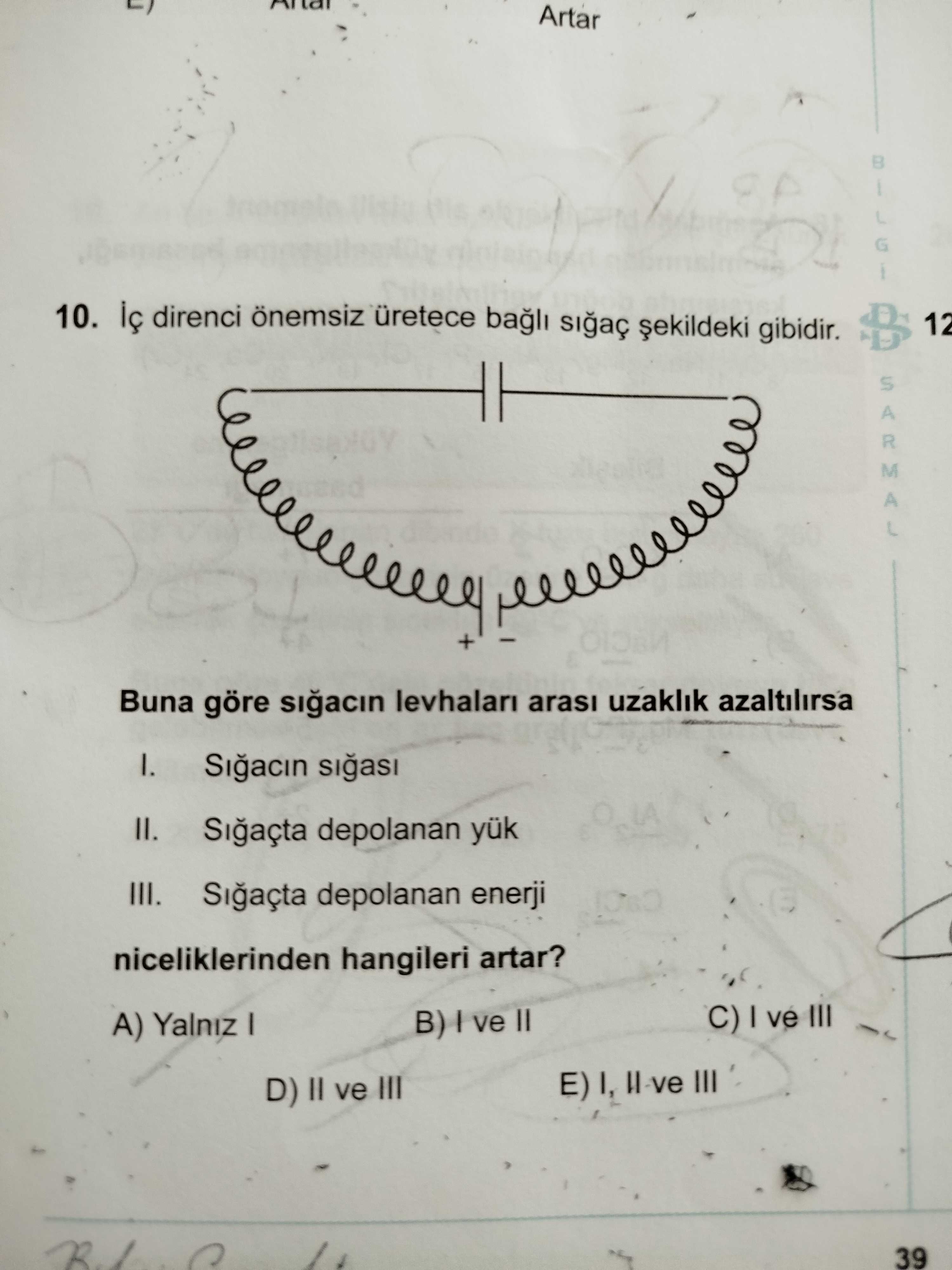 İç direnci önemsiz üretece bağlı sığaç şekildeki gibidir. Buna göre sığacın levhaları arası uzaklık