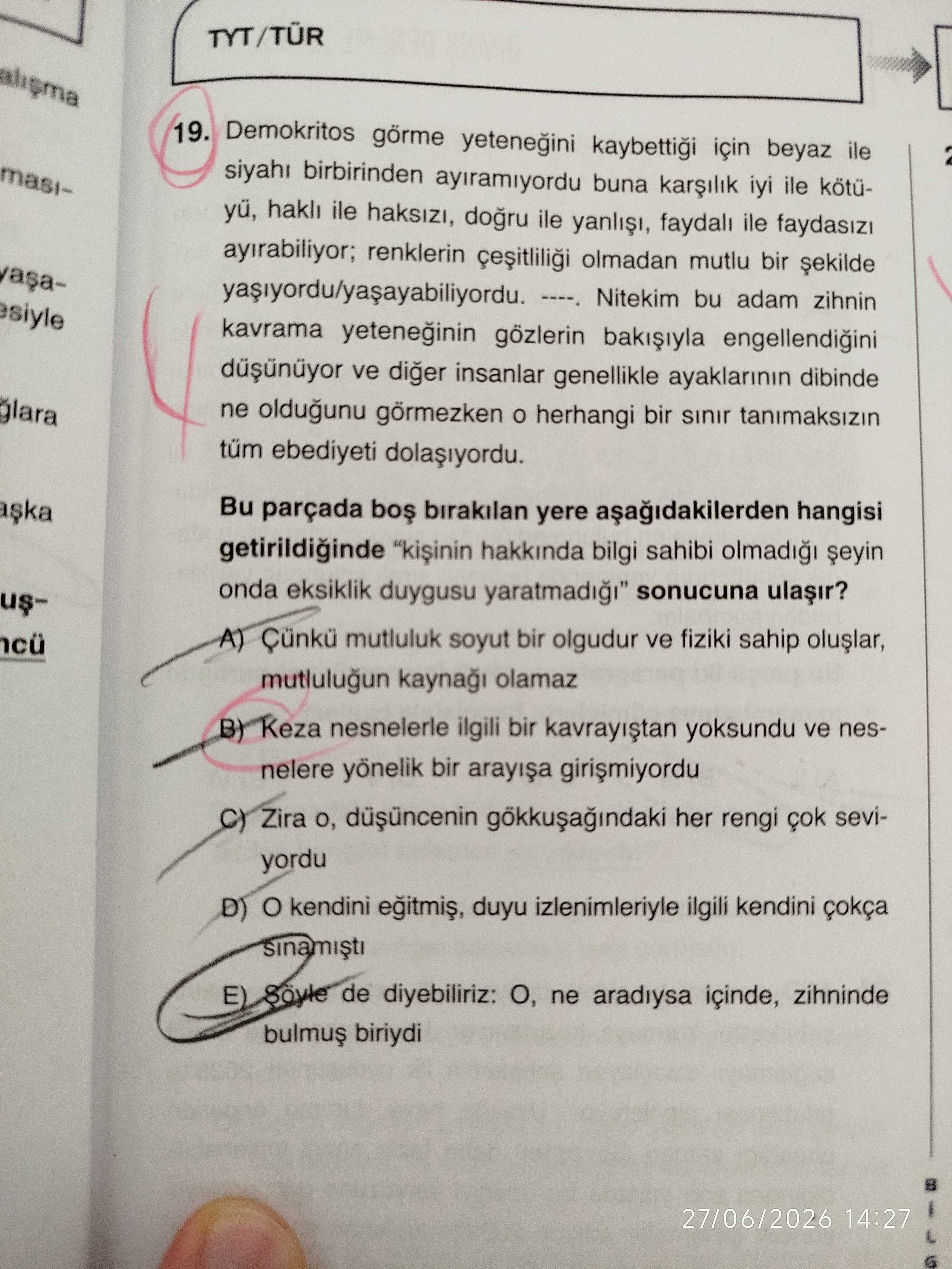 Demokritos görme yeteneğini kaybettiği için beyaz ile siyahı birbirinden ayıramıyordu buna karşılık