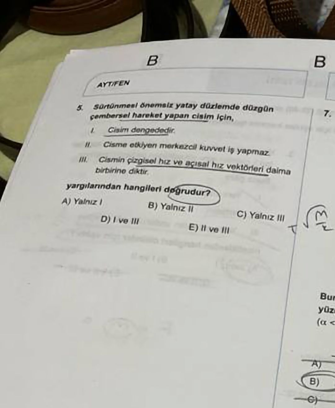 Sürtünmesi önemsiz yatay düzlemde düzgün çembersel hareket yapan cisim için, I. Cisim dengededir