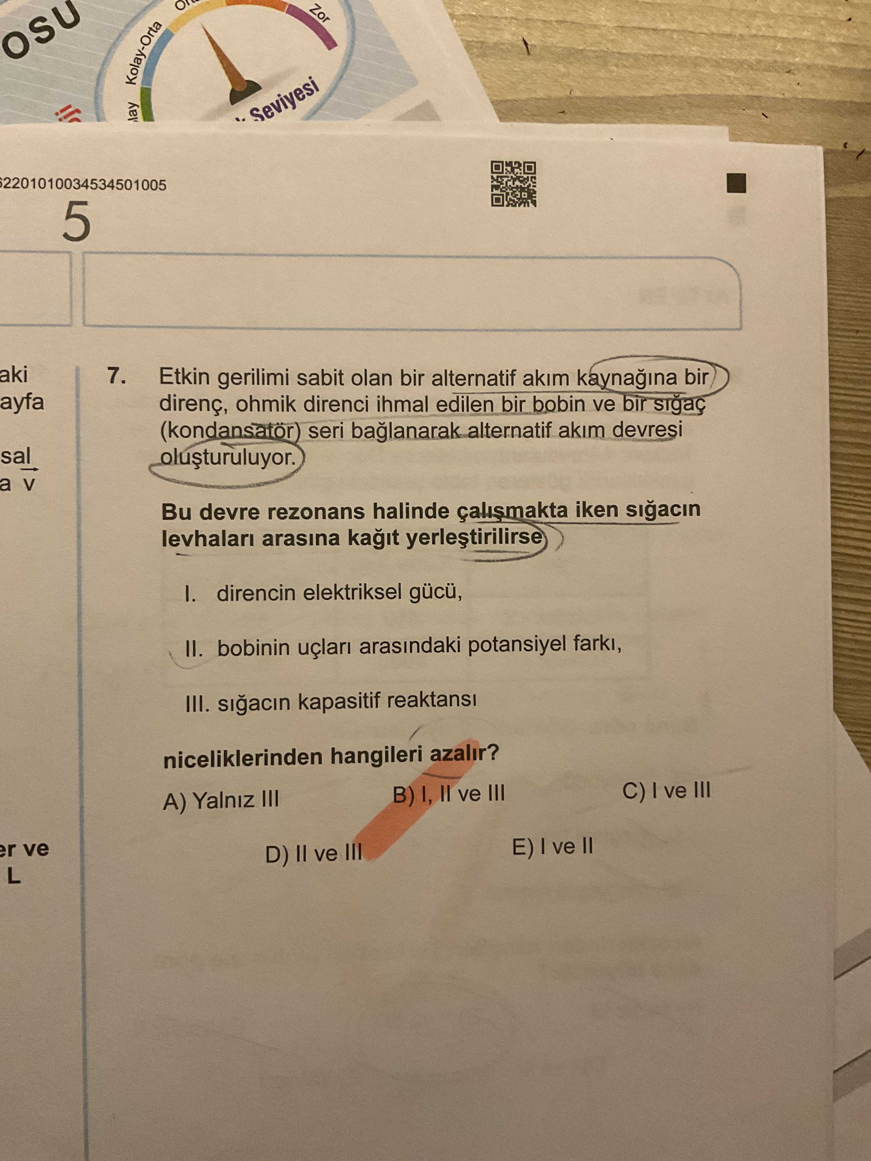 Etkin gerilimi sabit olan bir alternatif akım kaynağına bir direnç, ohmik direnci ihmal edilen bir