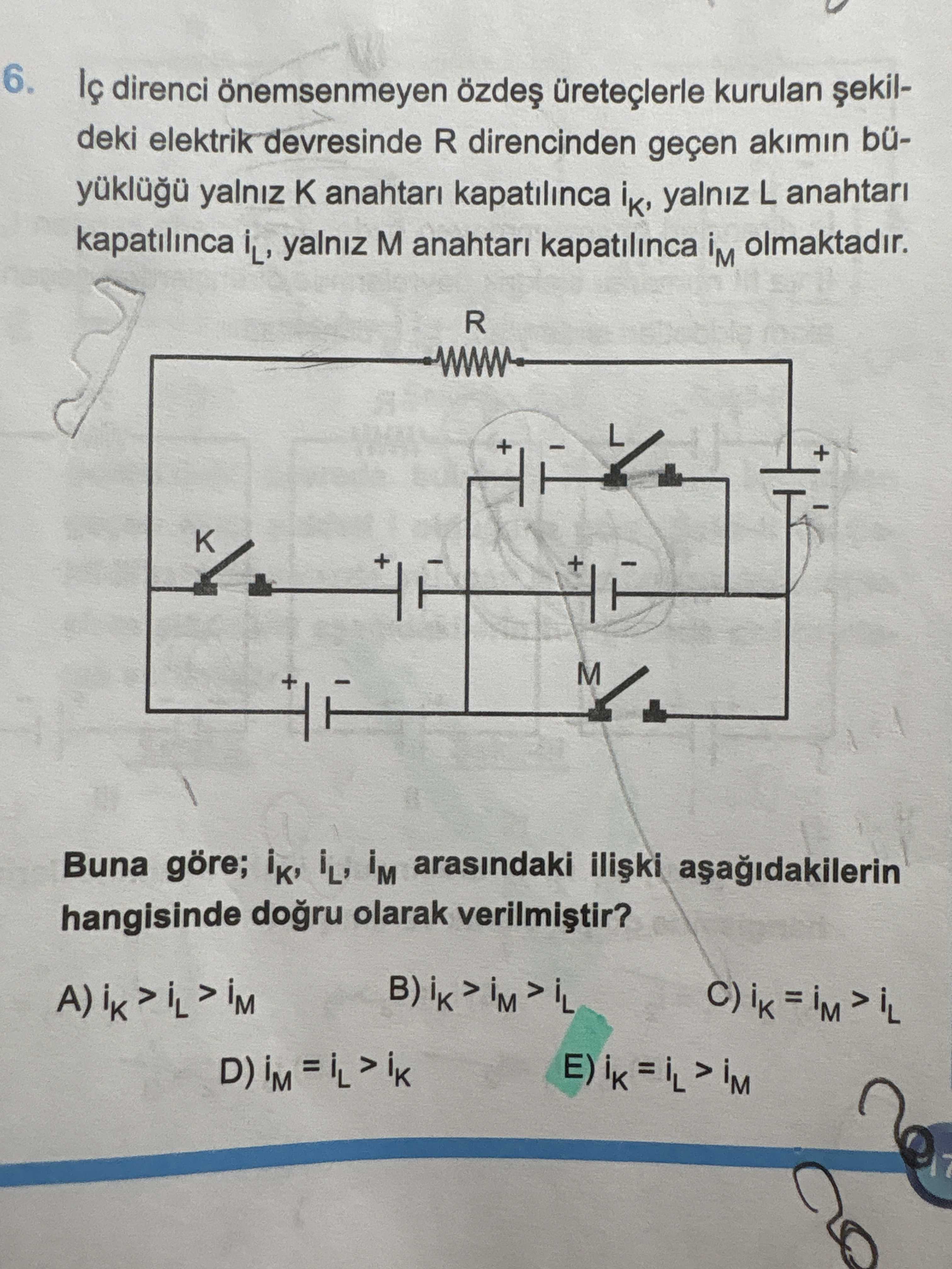 İç direnci önemsenmeyen özdeş üreteçlerle kurulan şekildeki elektrik devresinde R direncinden geçen