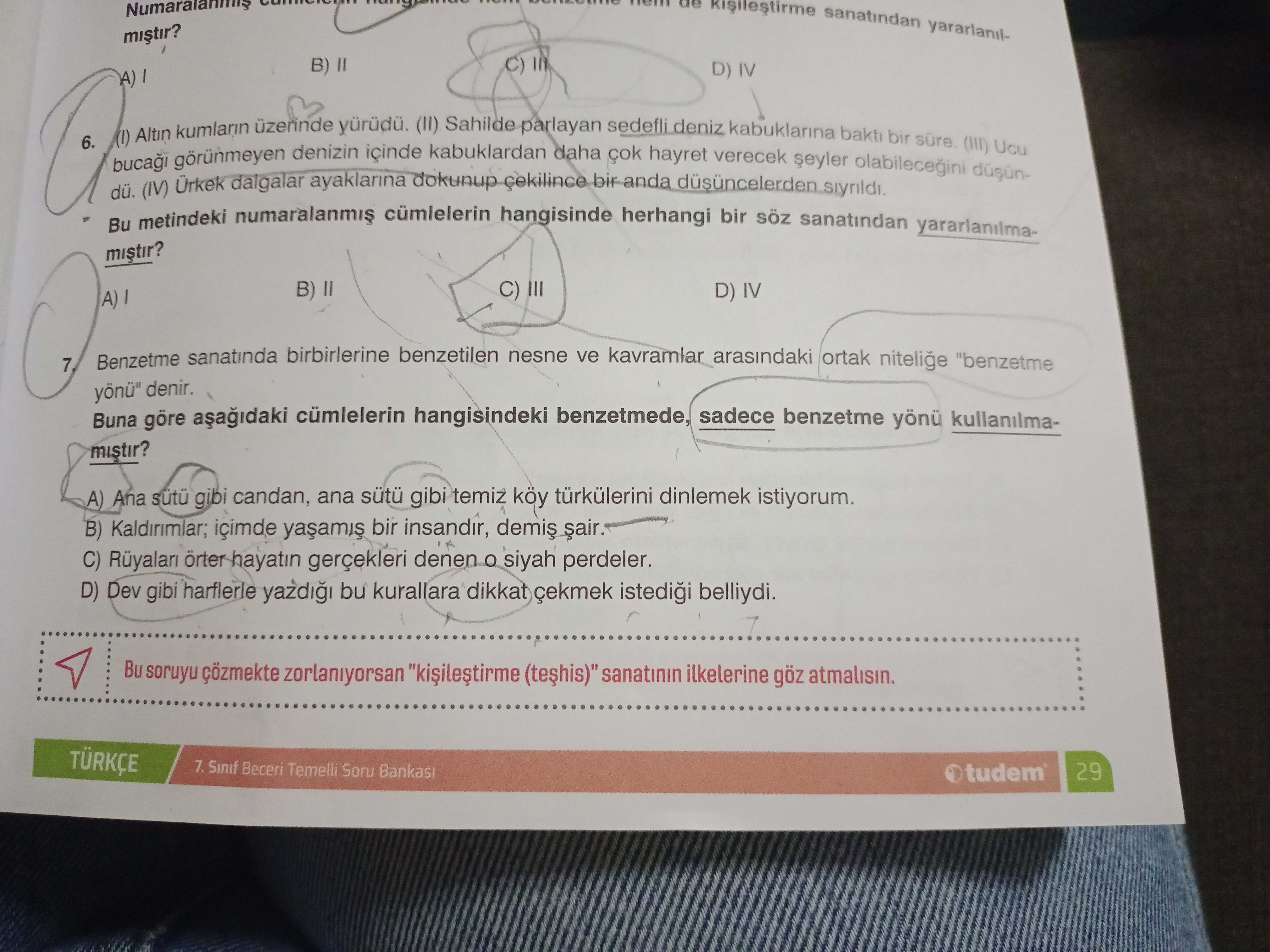 (I) Altın kumların üzerinde yürüdü. (II) Sahilde parlayan sedefli deniz kabuklarına baktı bir süre