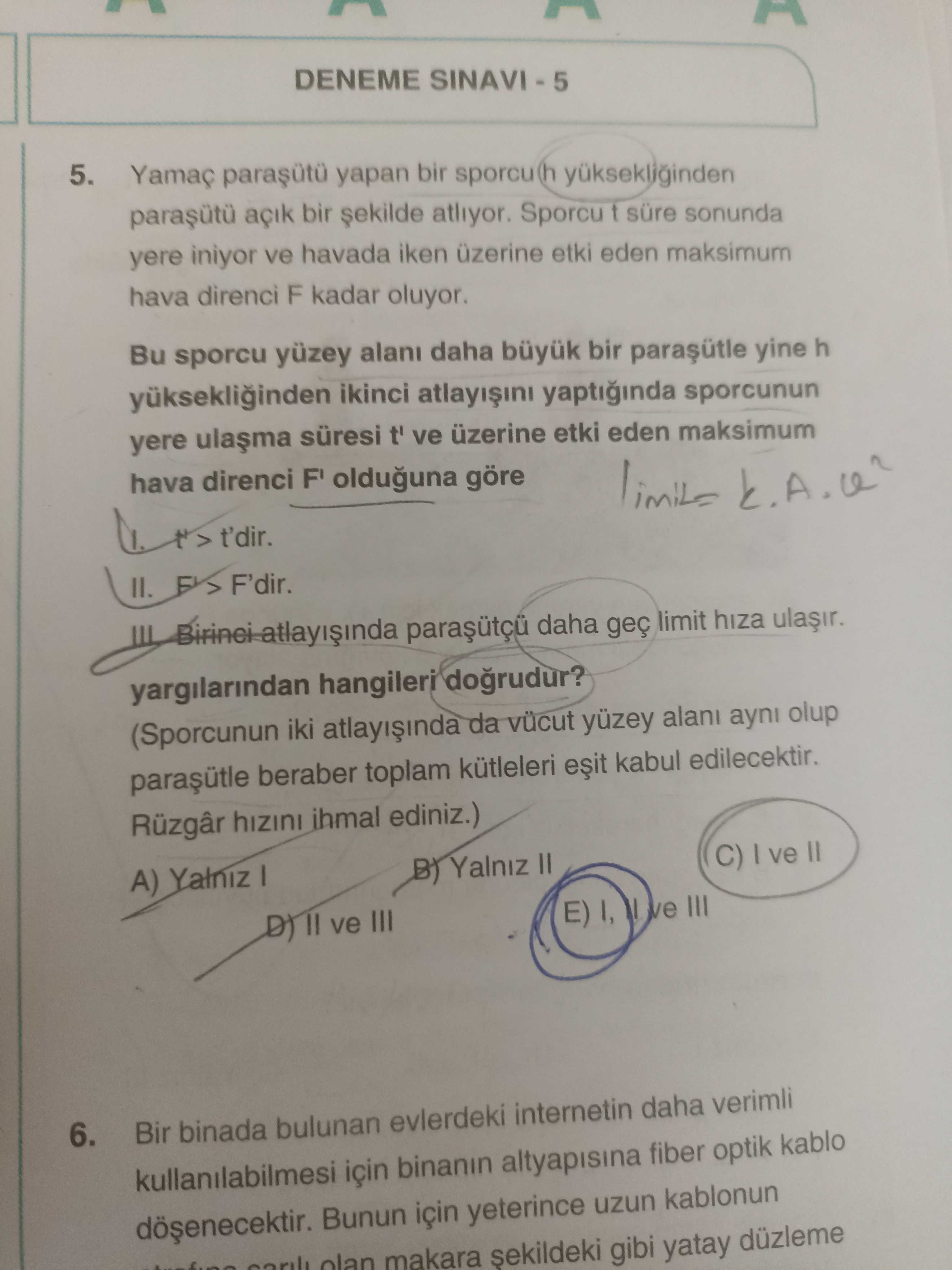 Yamaç paraşütü yapan bir sporcu h yüksekliğinden paraşütü açık bir şekilde atlıyor. Sporcu t süre
