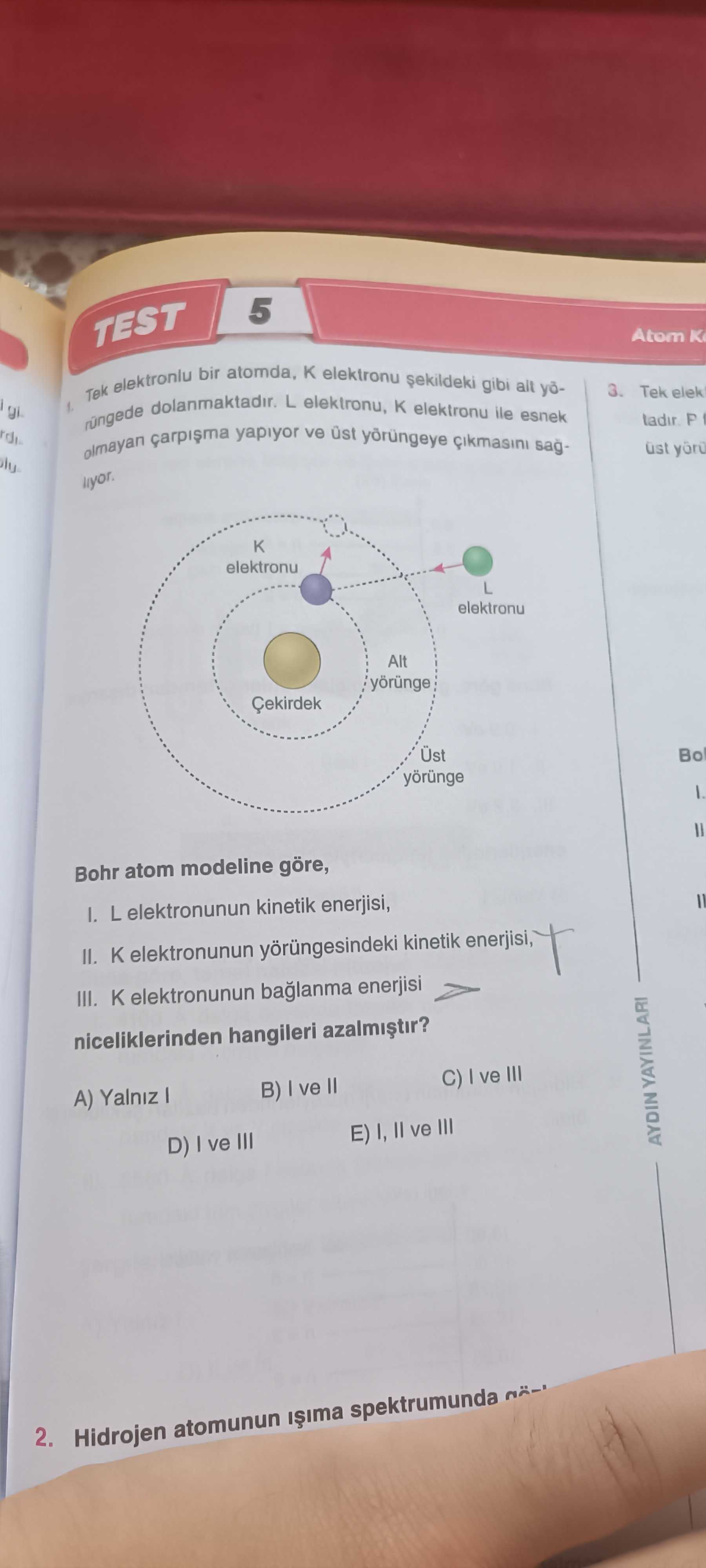 Tek elektronlu bir atomda, K elektronu şekildeki gibi alt yörüngede dolanmaktadır. L elektronu, K