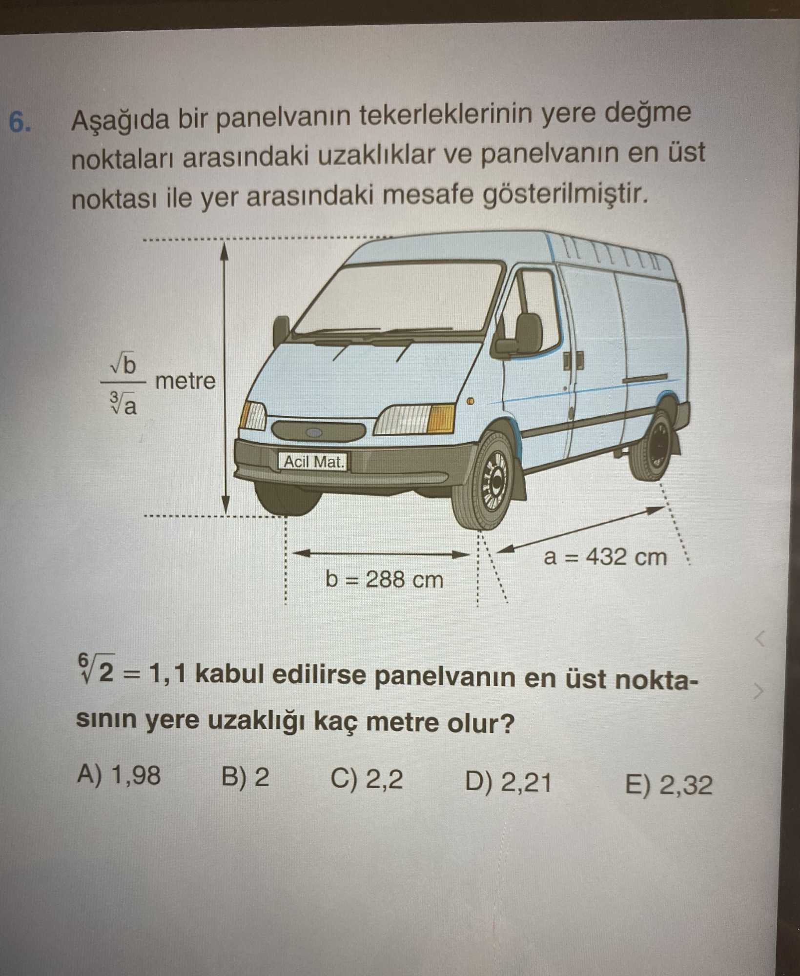 Aşağıda bir panelvanın tekerleklerinin yere değme noktaları arasındaki uzaklıklar ve panelvanın en