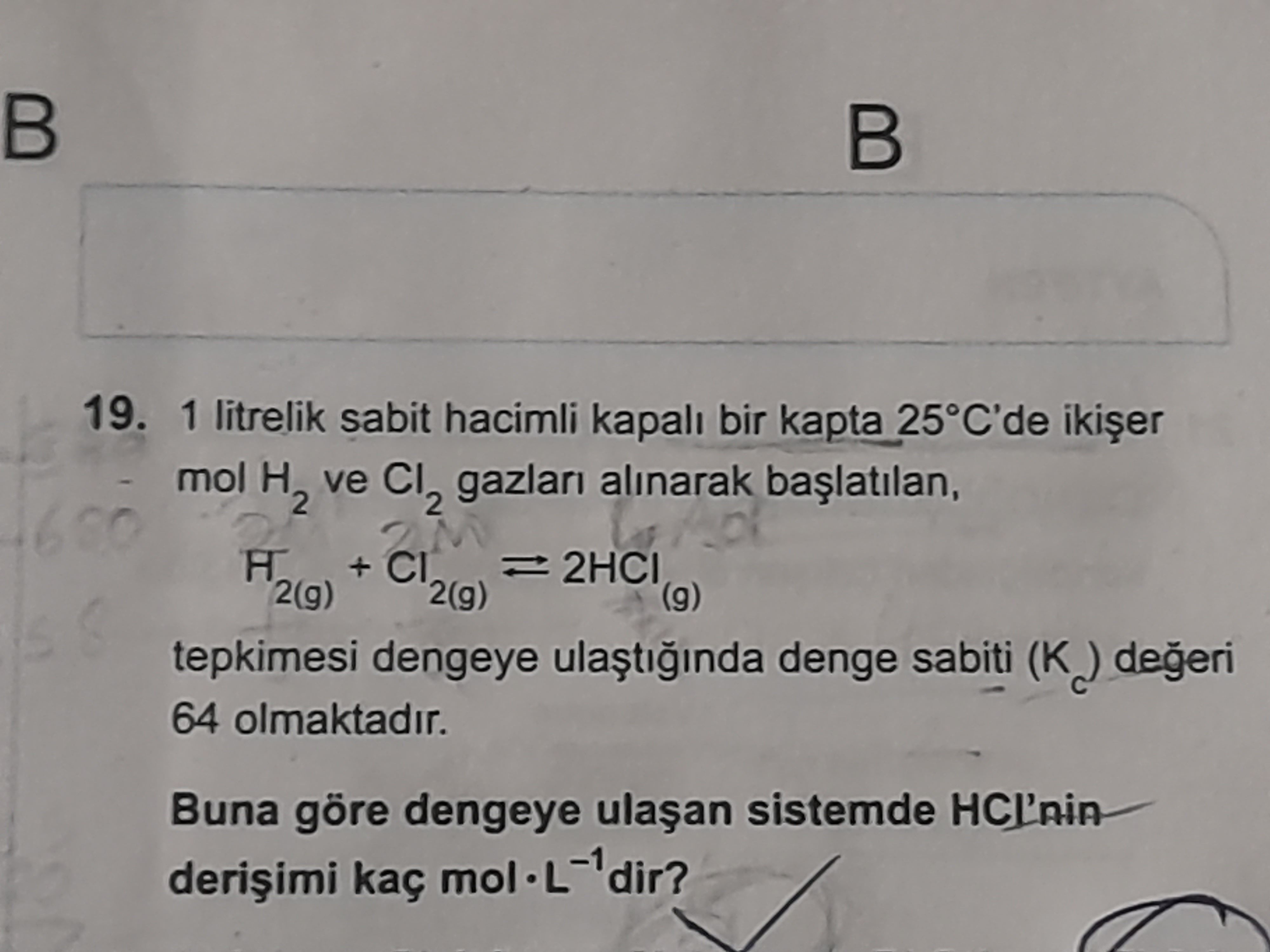 1 litrelik sabit hacimli kapalı bir kapta 25°C'de ikişer mol H₂ ve Cl₂ gazları alınarak başlatılan