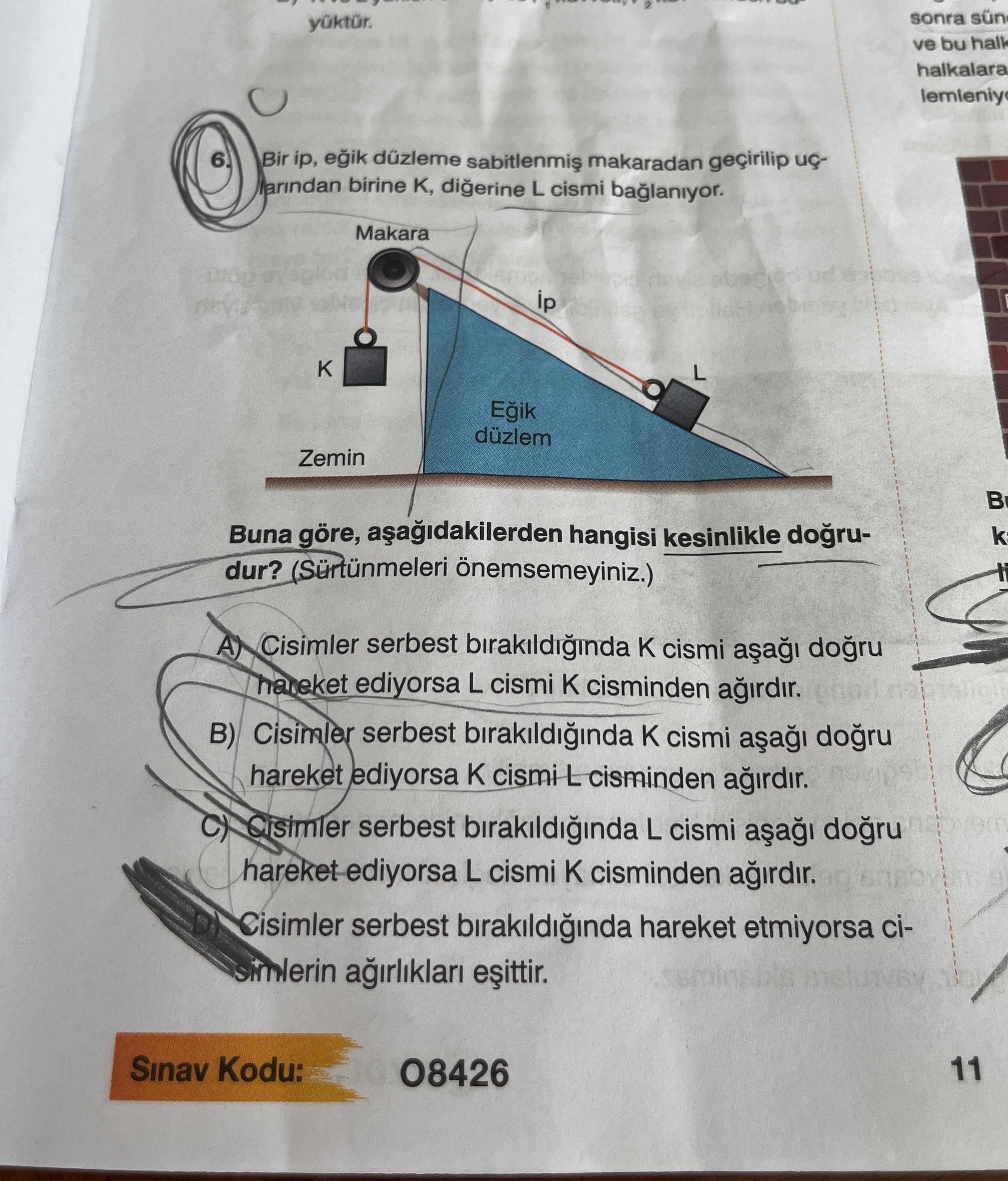 ) Bir ip, eğik düzleme sabitlenmiş makaradan geçirilip uçlarından birine K, diğerine L cismi