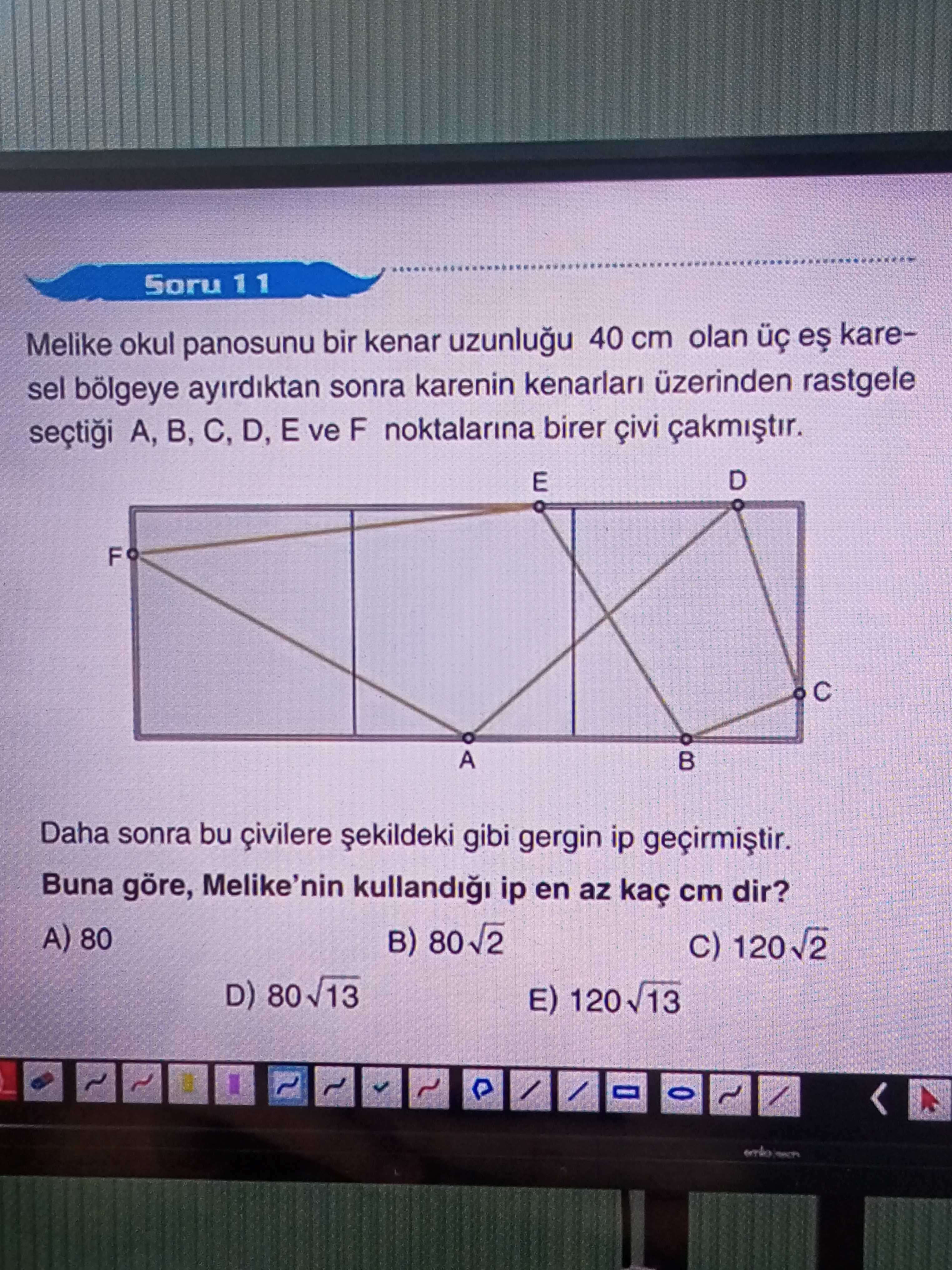 Melike okul panosunu bir kenar uzunluğu 40 cm olan üç eş karesel bölgeye ayırdıktan sonra karenin
