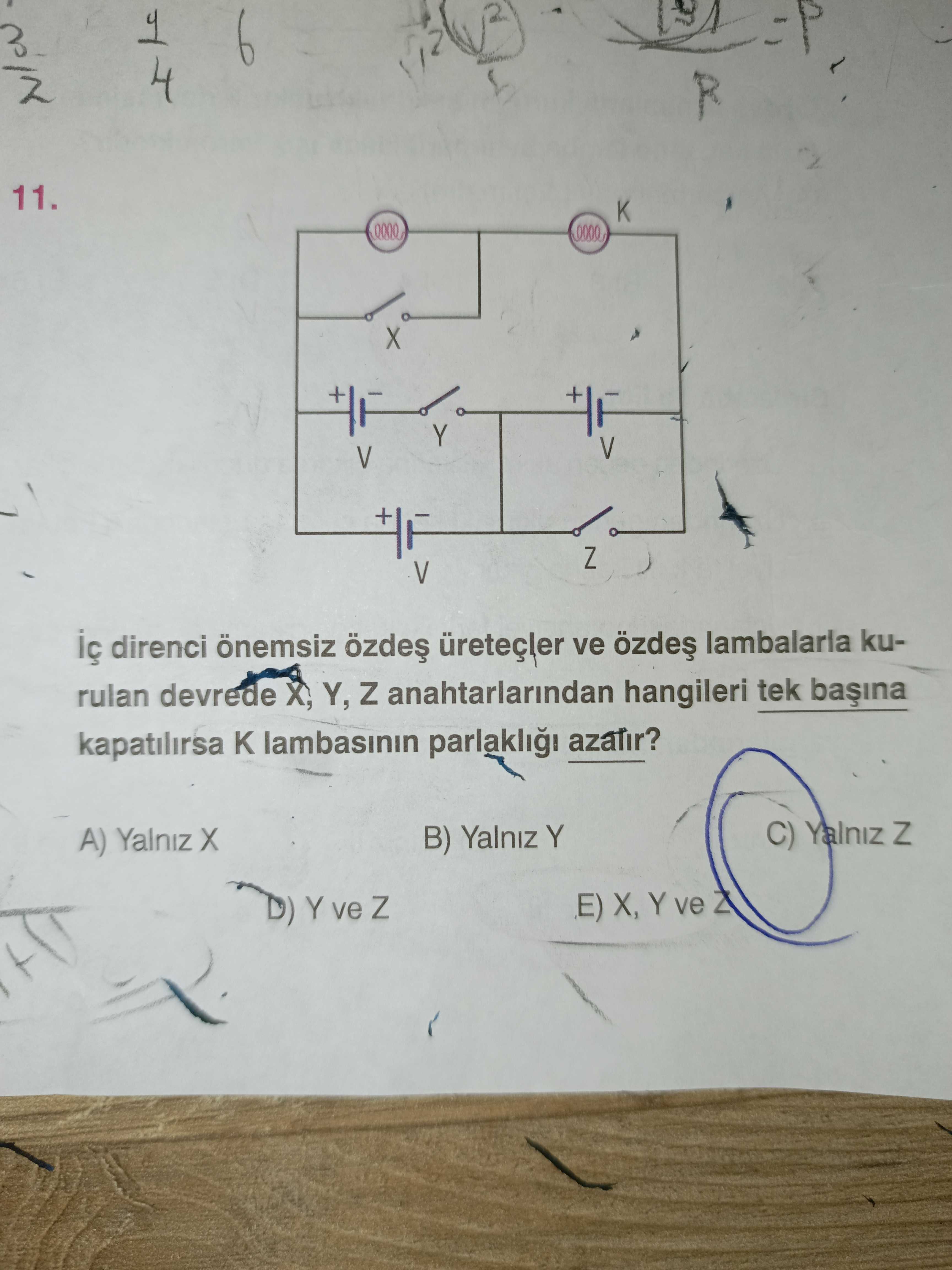 İç direnci önemsiz özdeş üreteçler ve özdeş lambalarla kurulan devrede X, Y, Z anahtarlarından