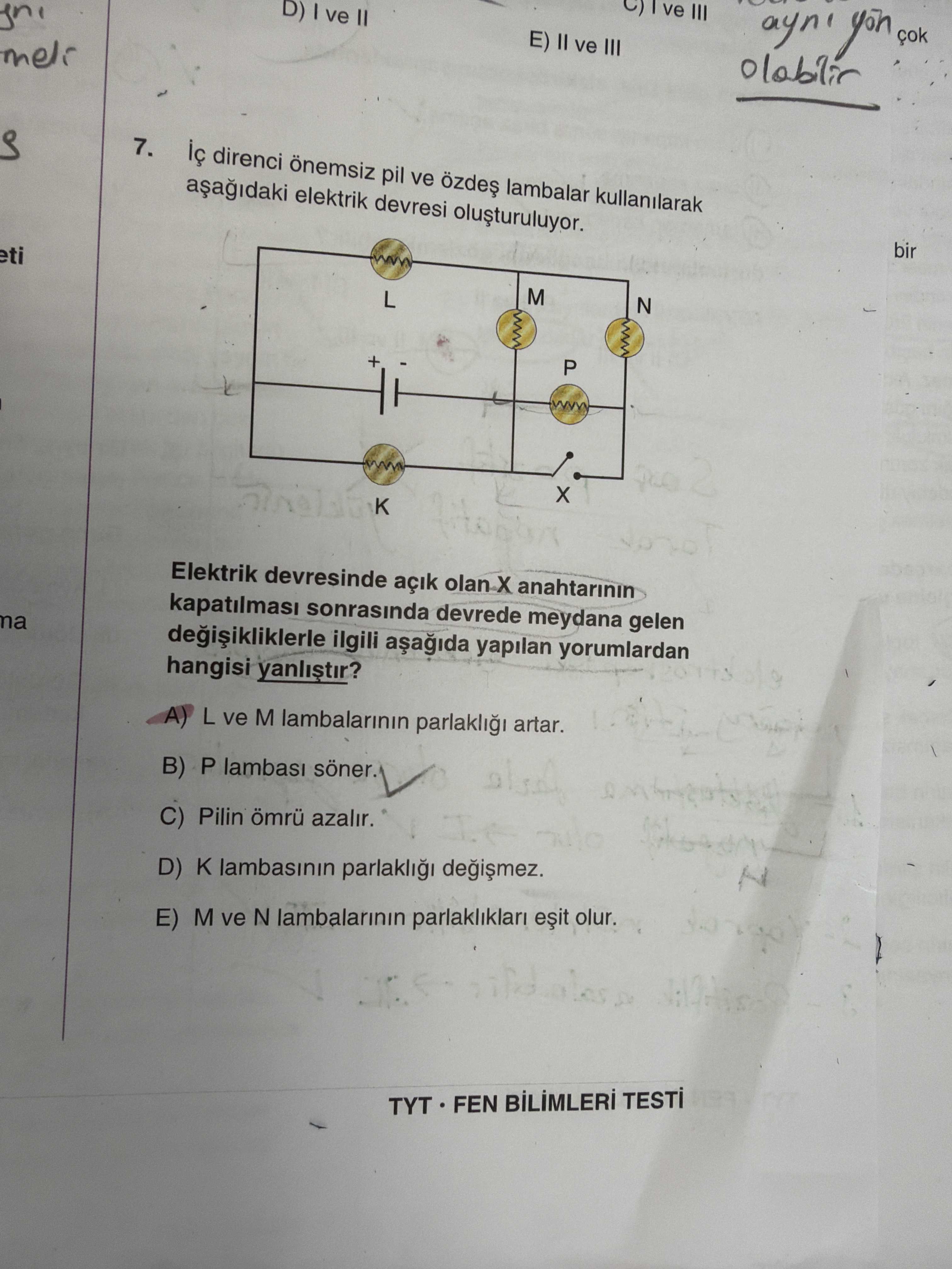 İç direnci önemsiz pil ve özdeş lambalar kullanılarak aşağıdaki elektrik devresi oluşturuluyor