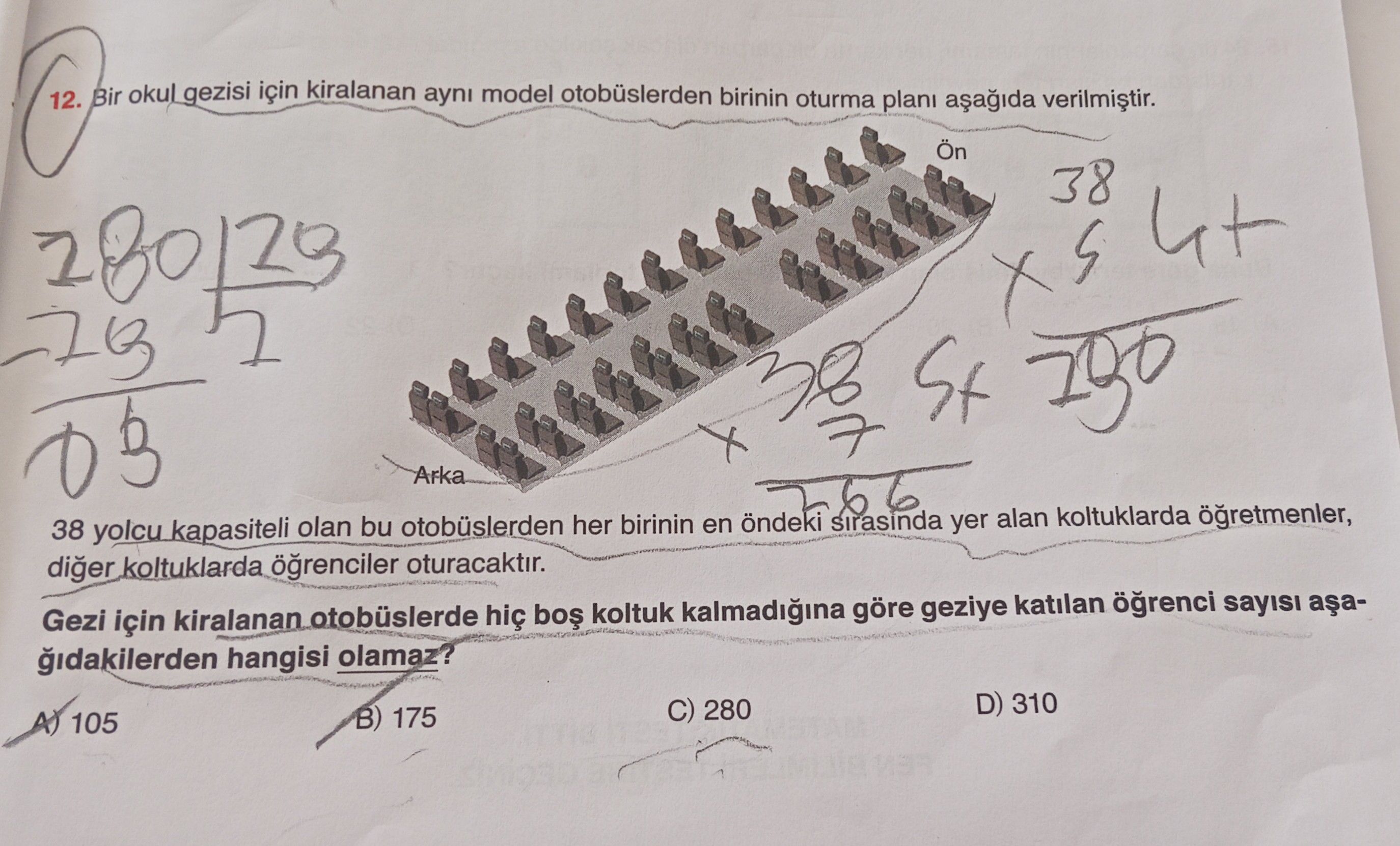 Bir okul gezisi için kiralanan aynı model otobüslerden birinin oturma planı aşağıda verilmiştir. 38