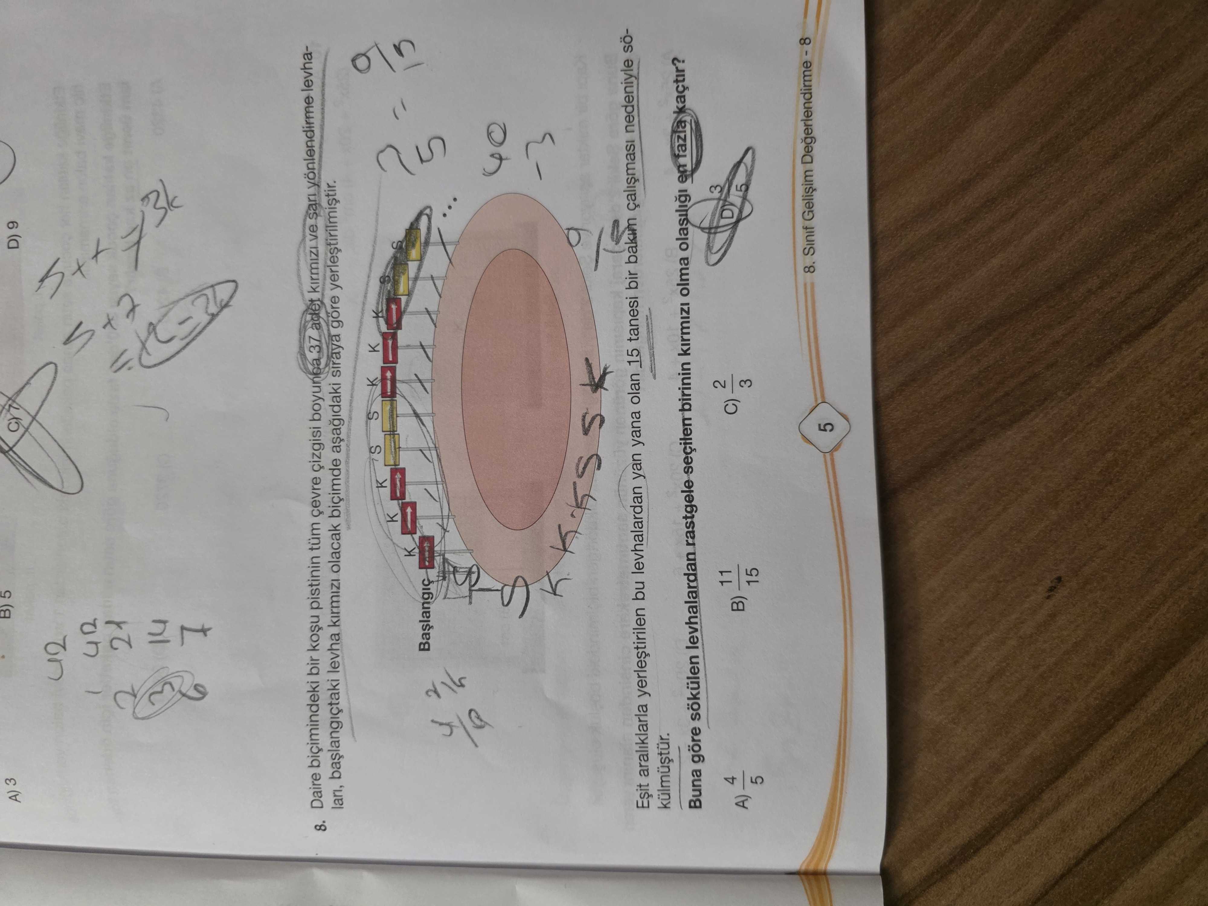 Daire biçimindeki bir koşu pistinin tüm çevre çizgisi boyunca 37 adet kırmızı ve sarı yönlendirme
