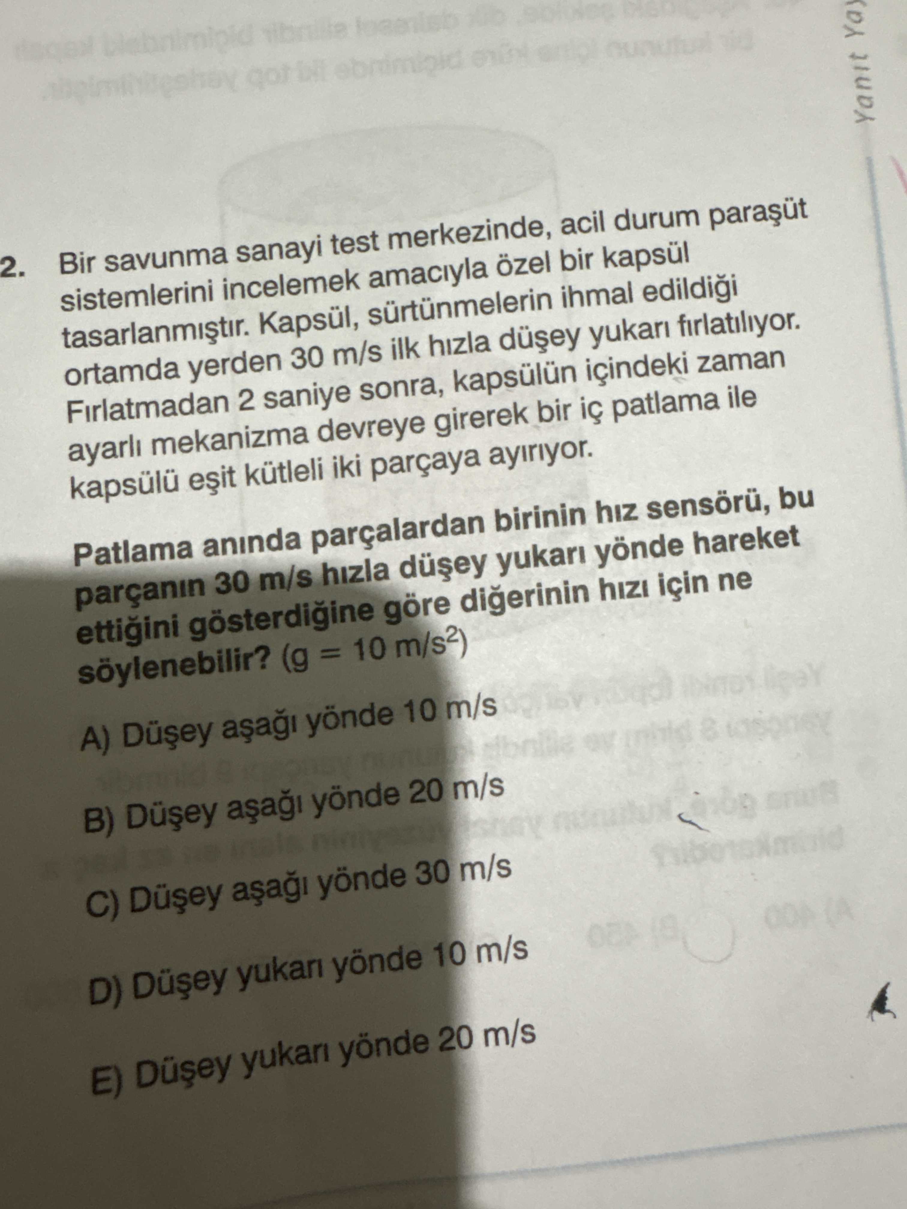 Bir savunma sanayi test merkezinde, acil durum paraşüt sistemlerini incelemek amacıyla özel bir