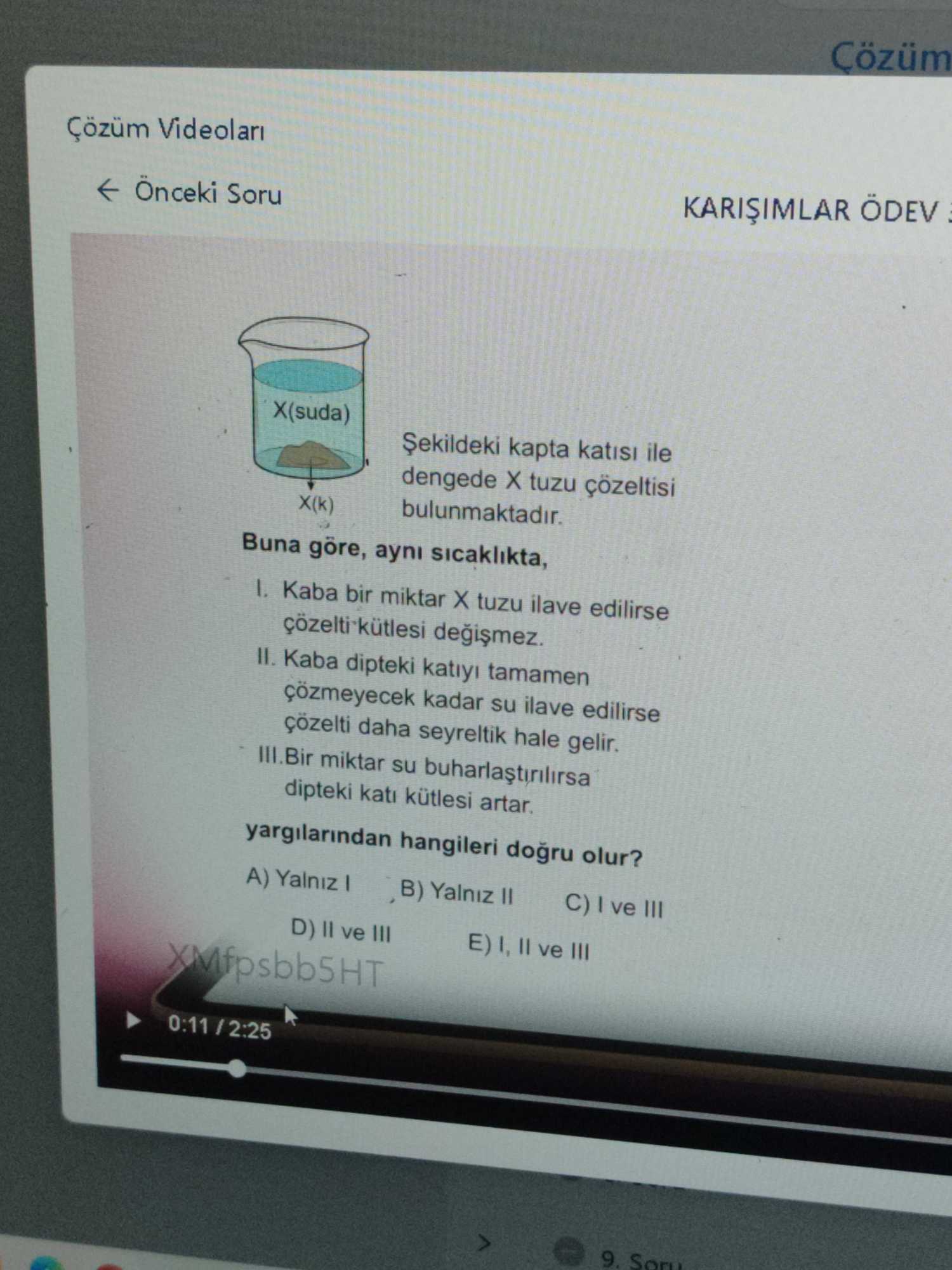 Şekildeki kapta katısı ile dengede X tuzu çözeltisi bulunmaktadır. Buna göre, aynı sıcaklıkta, I