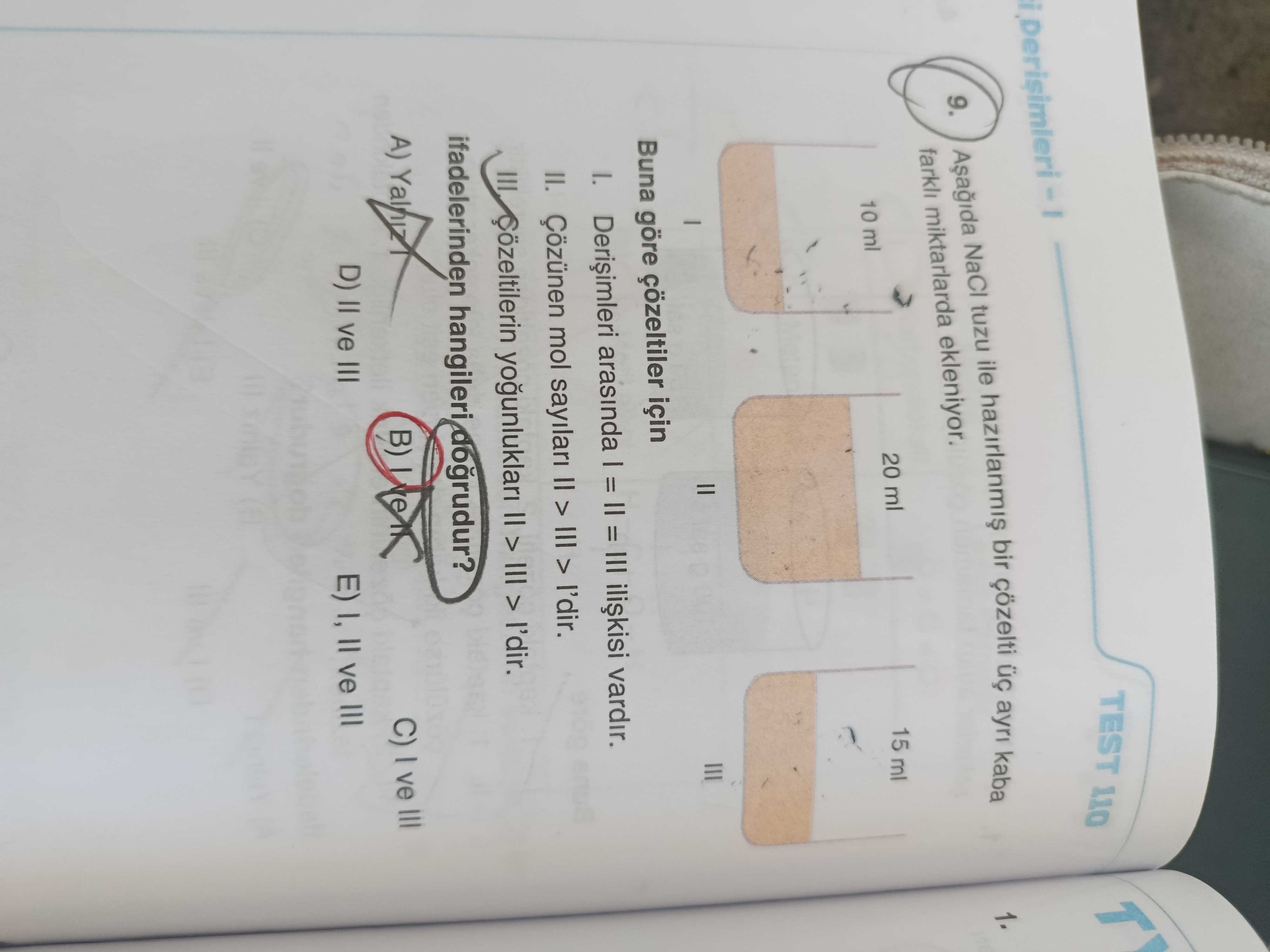 Aşağıda NaCl tuzu ile hazırlanmış bir çözelti üç ayrı kaba farklı miktarlarda ekleniyor. Buna göre