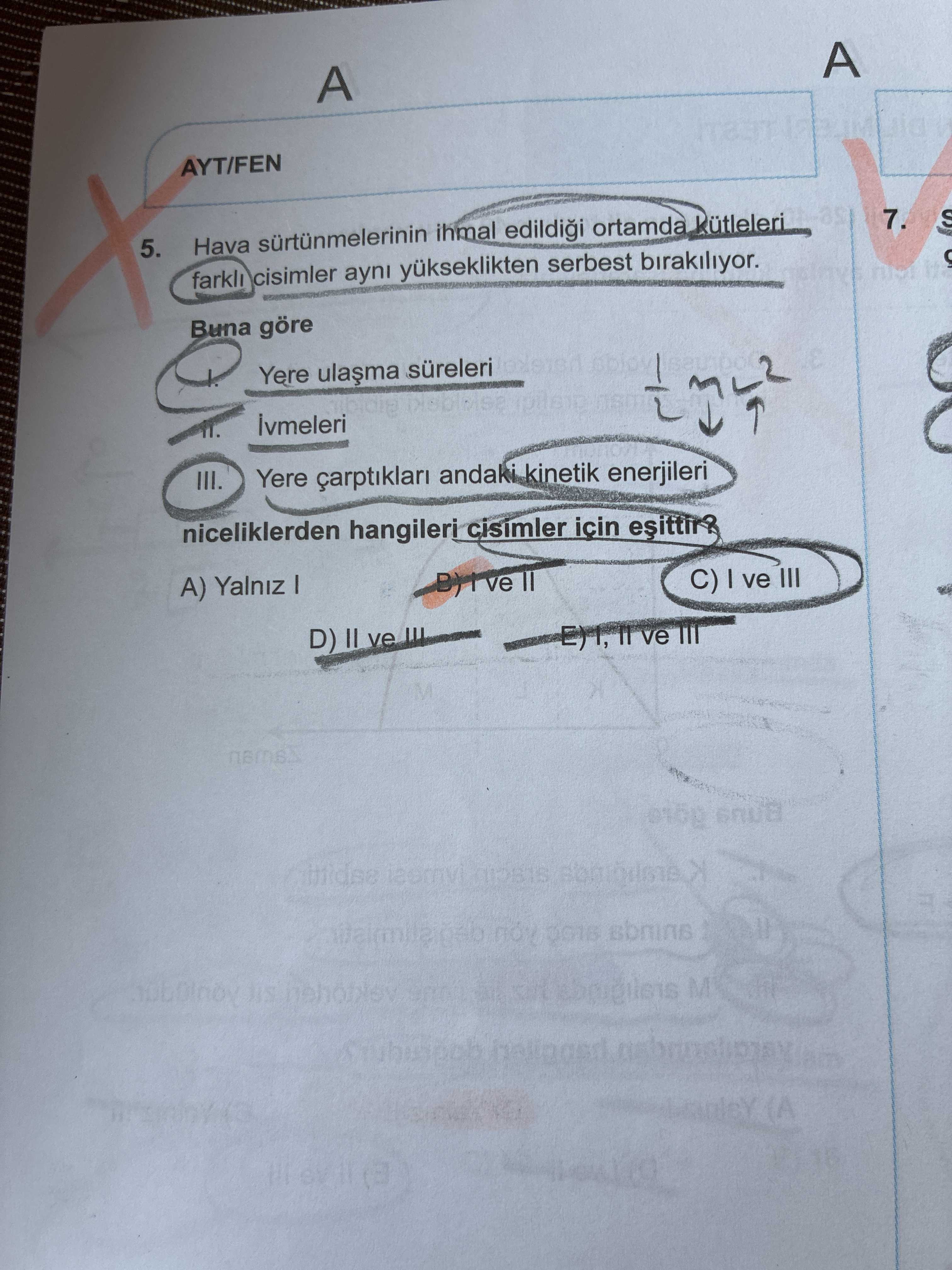 Hava sürtünmelerinin ihmal edildiği ortamda kütleleri farklı cisimler aynı yükseklikten serbest