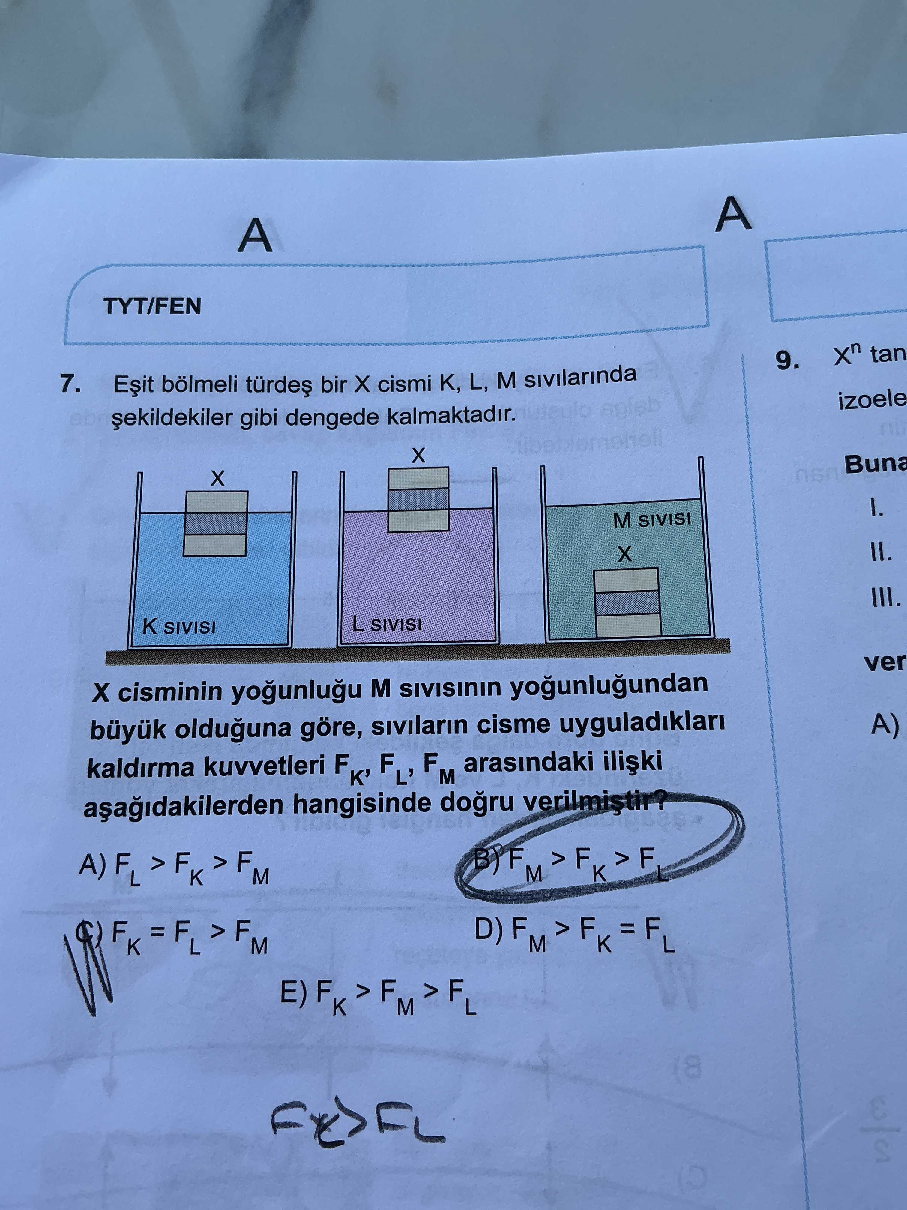 Eşit bölmeli türdeş bir X cismi K, L, M sıvılarında şekildekiler gibi dengede kalmaktadır. X
