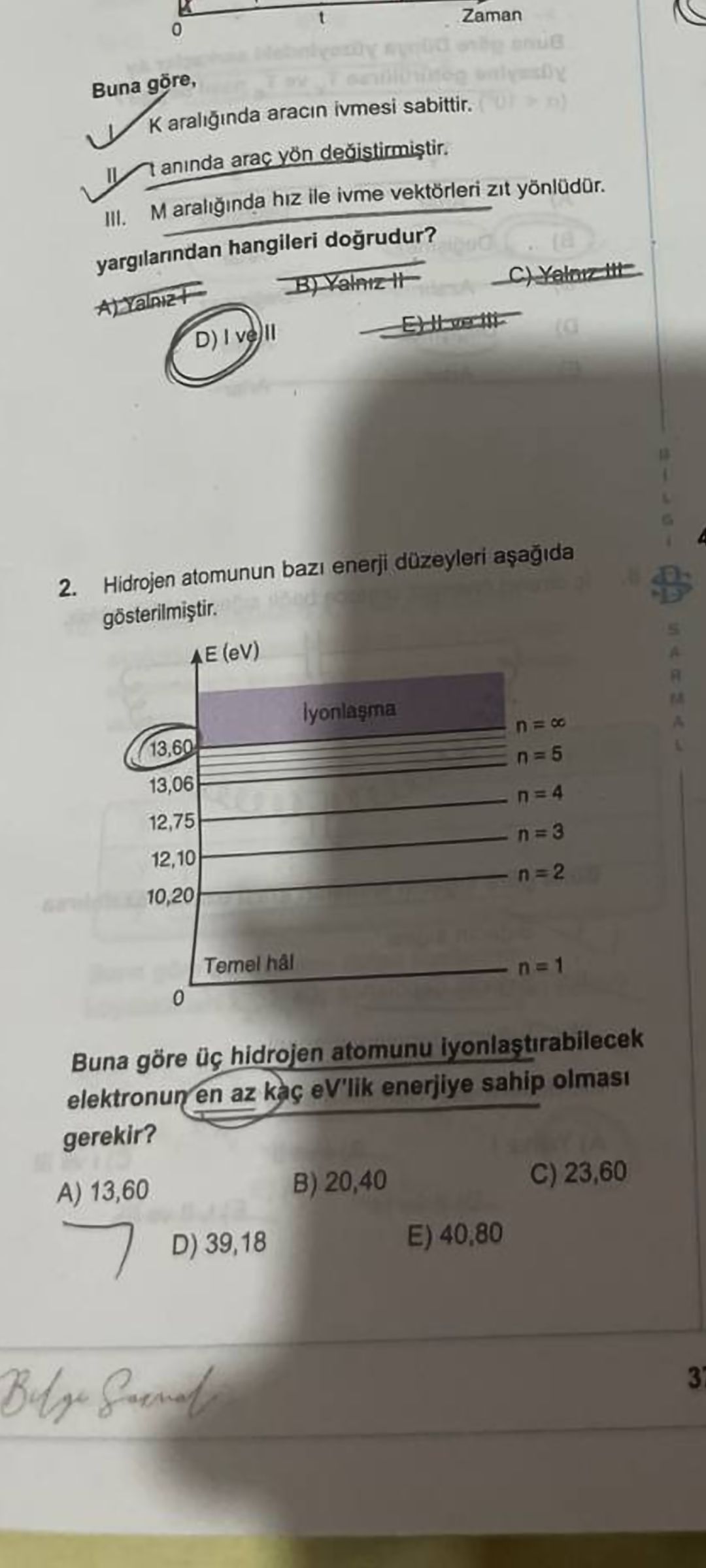 Hidrojen atomunun bazı enerji düzeyleri aşağıda gösterilmiştir. Buna göre üç hidrojen atomunu