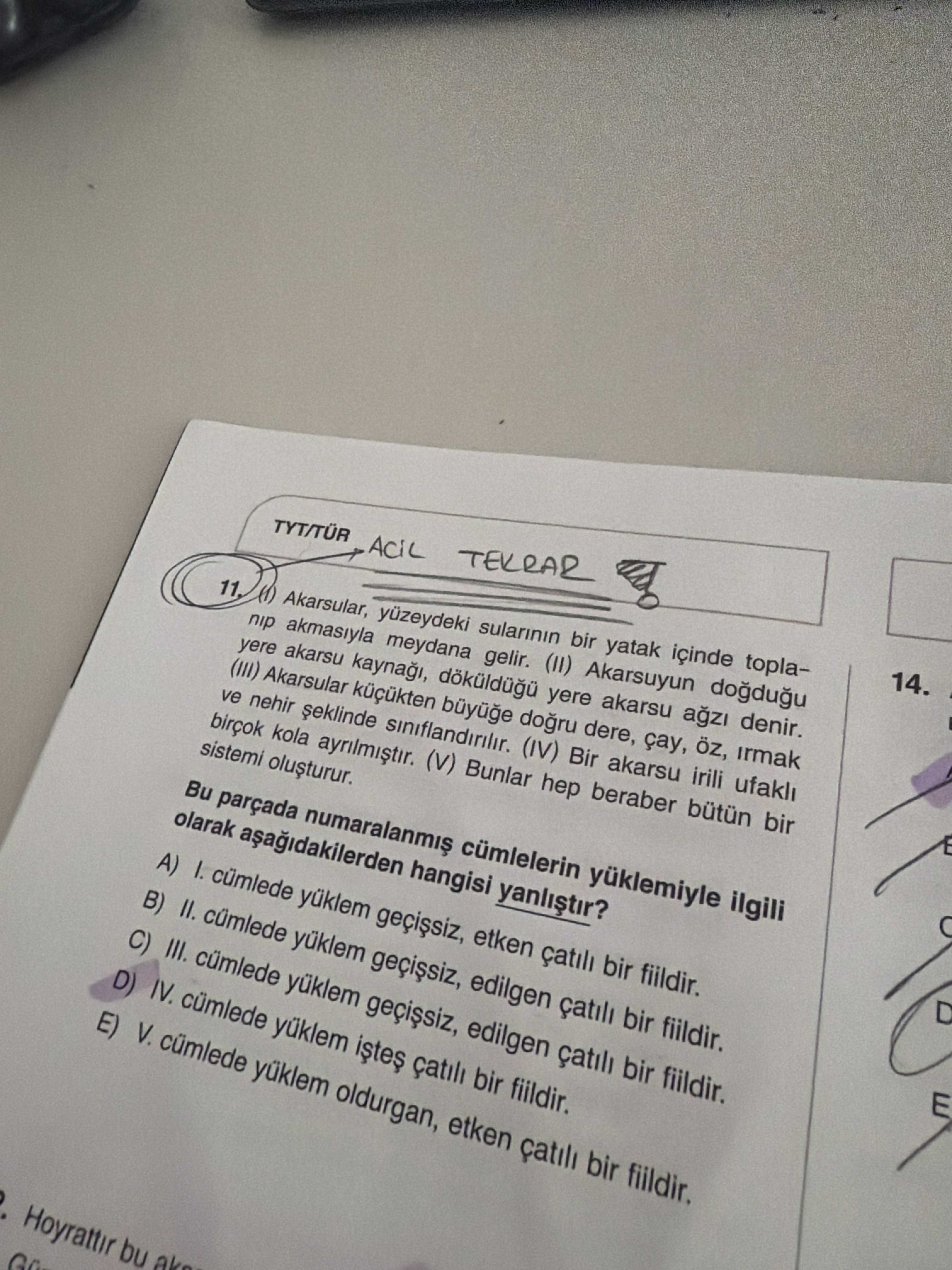 (I) Akarsular, yüzeydeki sularının bir yatak içinde toplanıp akmasıyla meydana gelir. (II) Akarsuyun