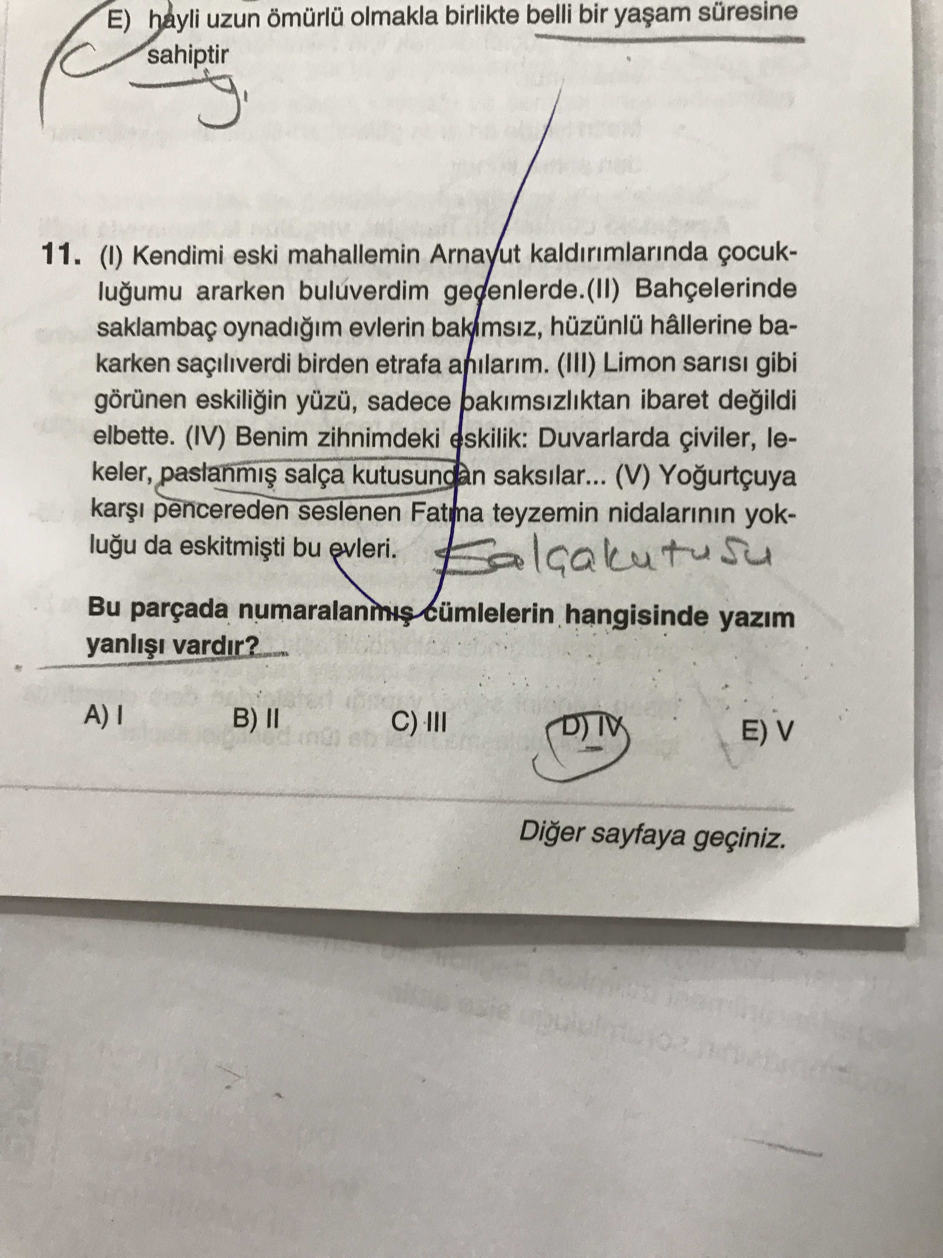 (I) Kendimi eski mahallemin Arnayut kaldırımlarında çocukluğumu ararken buluverdim geçenlerde.(II)