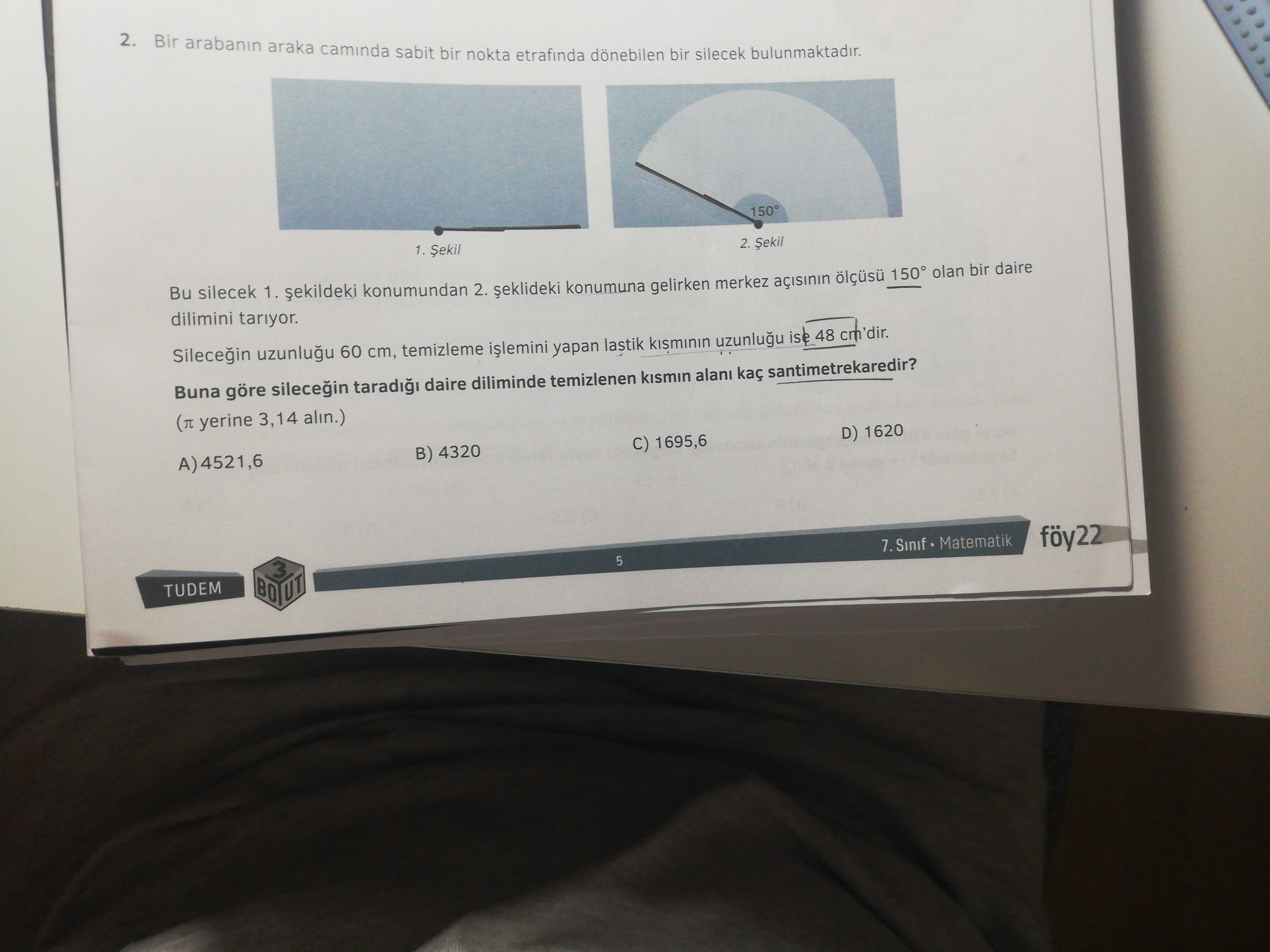 Bir arabanın araka camında sabit bir nokta etrafında dönebilen bir silecek bulunmaktadır. Bu silecek