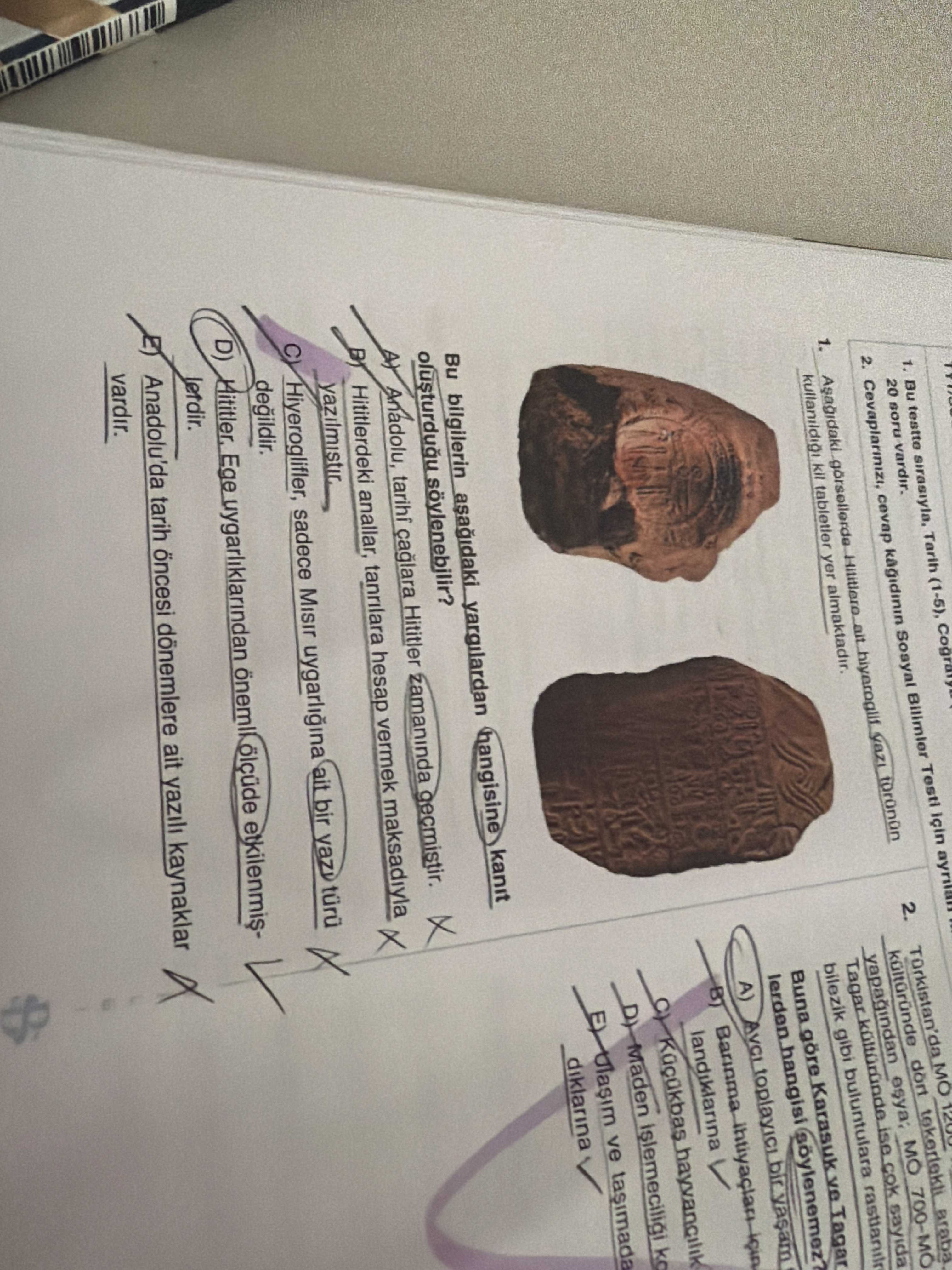 Aşağıdaki görsellerde Hititlere ait hiyeroglif yazı türünün kullanıldığı kil tabletler yer