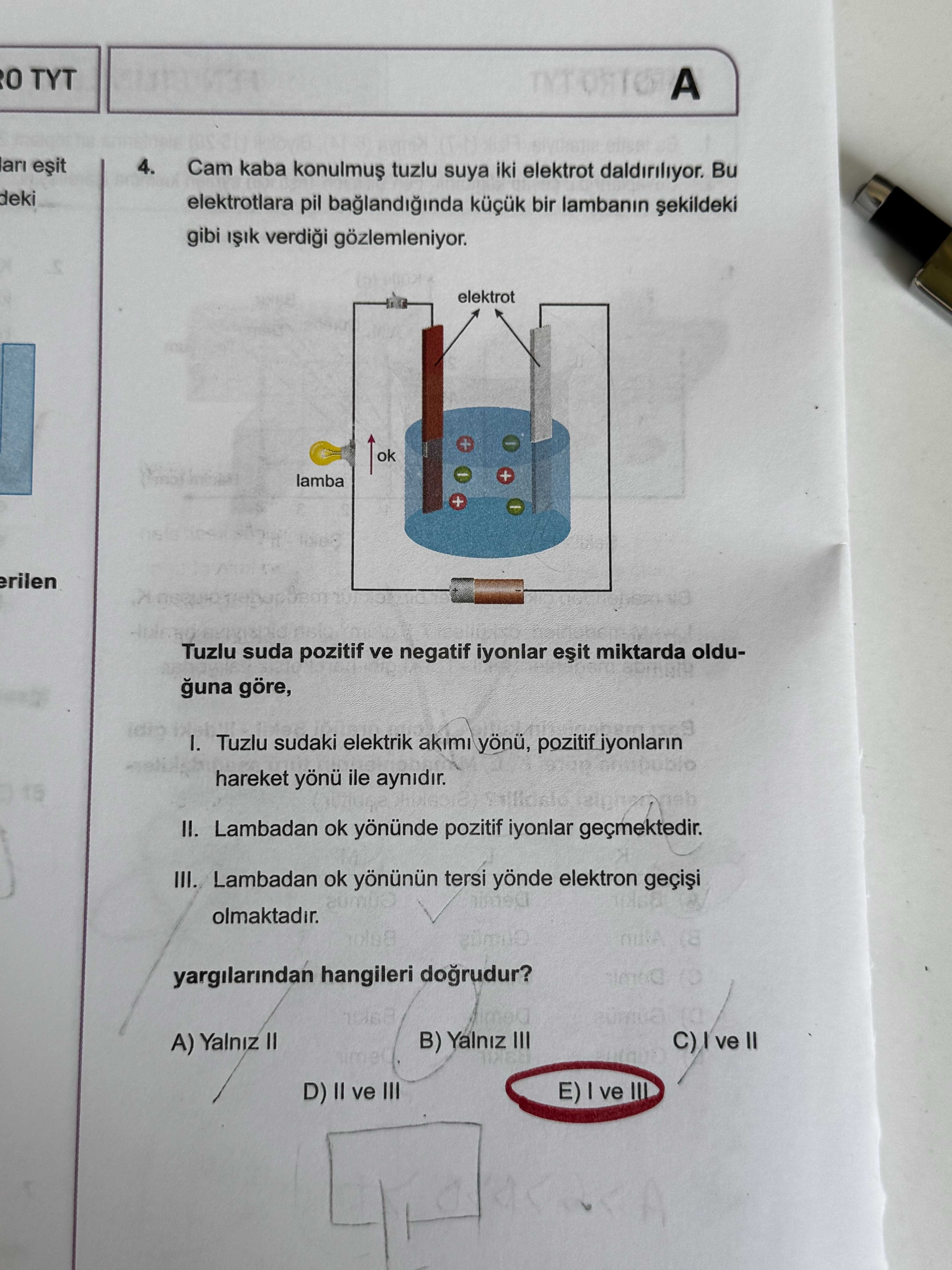 Cam kaba konulmuş tuzlu suya iki elektrot daldırılıyor. Bu elektrotlara pil bağlandığında küçük bir