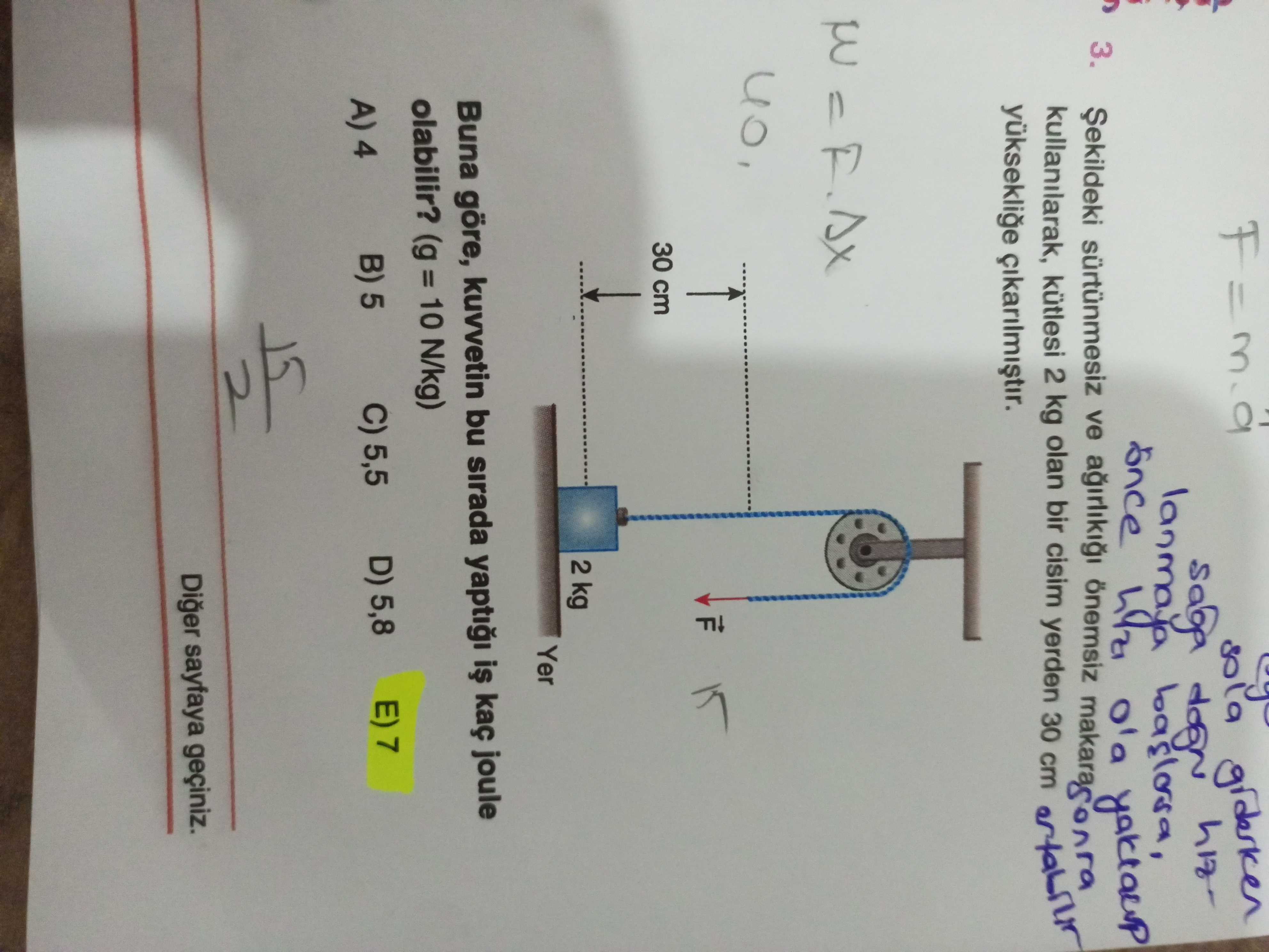 Şekildeki sürtünmesiz ve ağırlığı önemsiz makara kullanılarak, kütlesi 2 kg olan bir cisim yerden 30