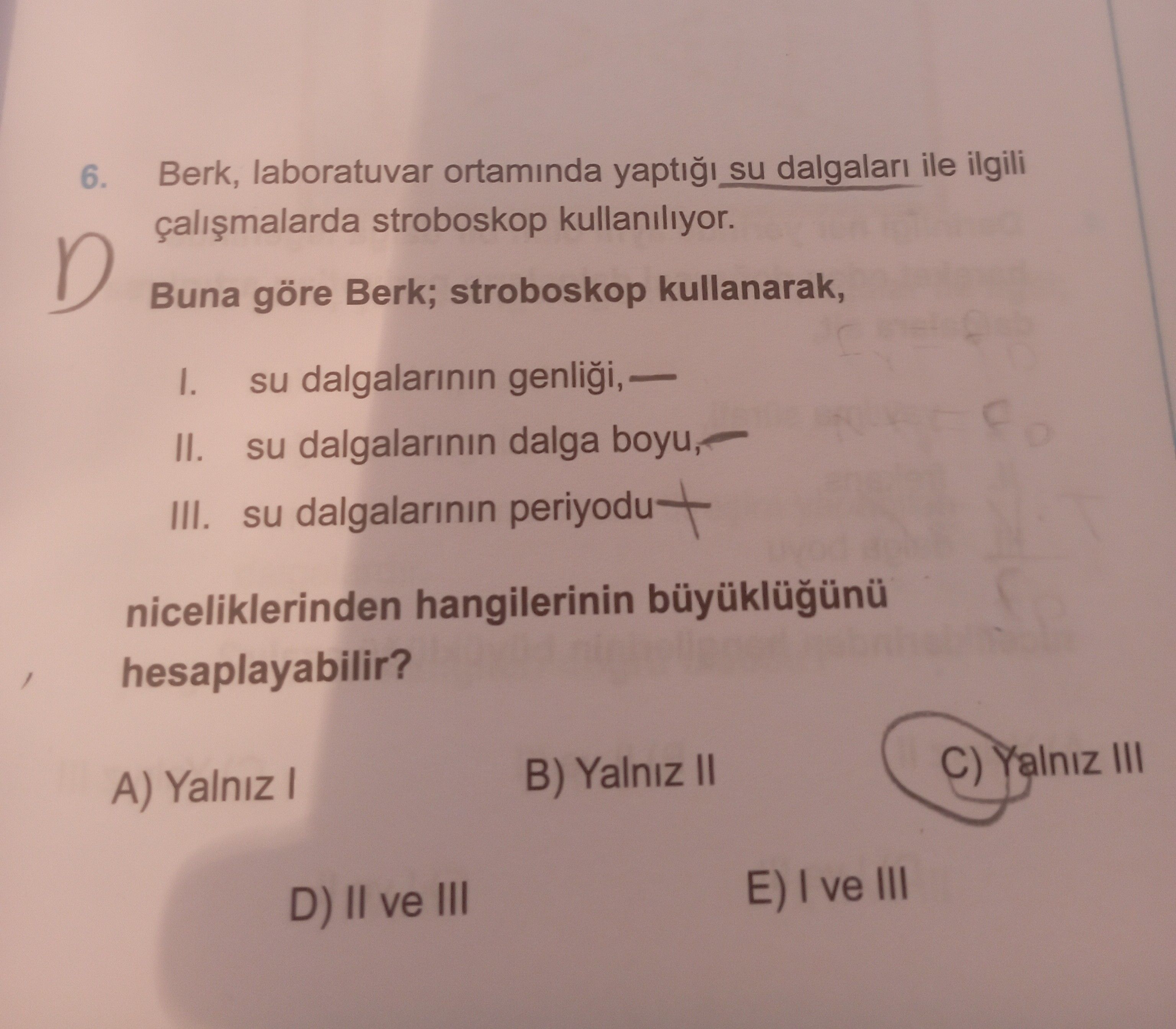 Berk, laboratuvar ortamında yaptığı su dalgaları ile ilgili çalışmalarda stroboskop kullanılıyor