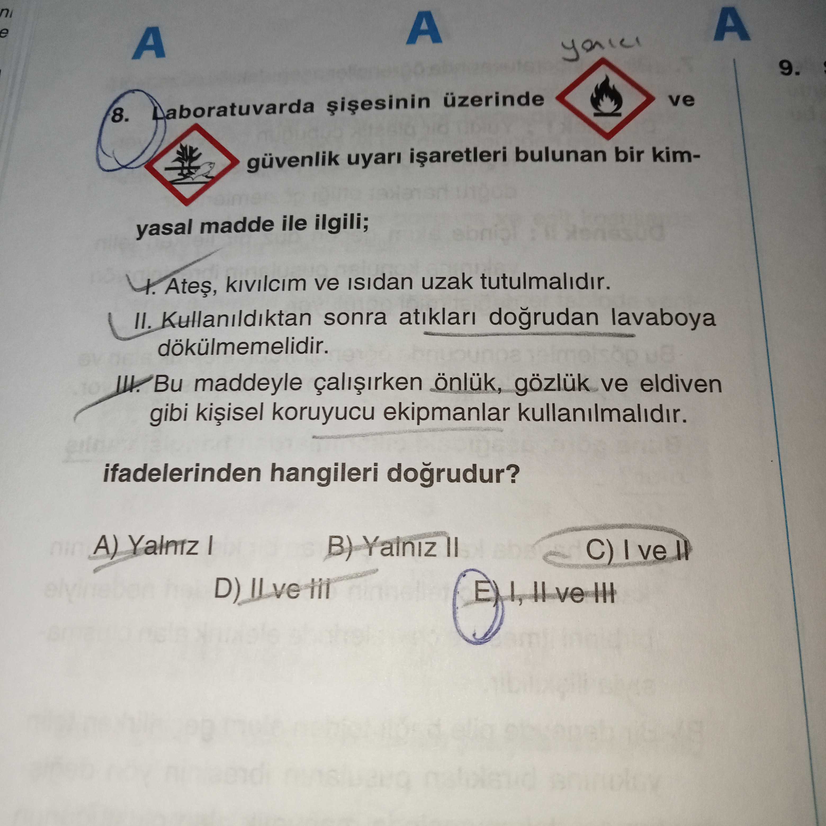 Laboratuvarda şişesinin üzerinde 🔥 ve 🌲 güvenlik uyarı işaretleri bulunan bir kimyasal madde ile