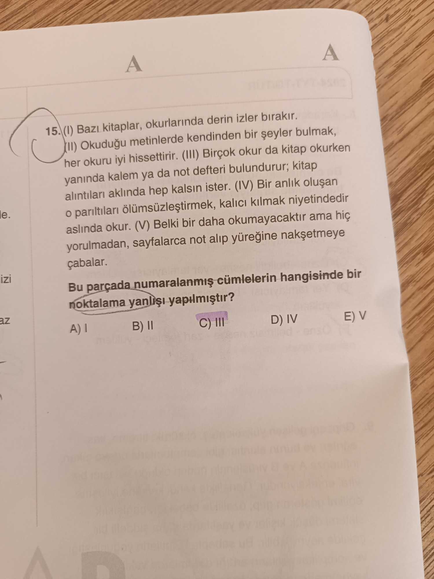 (I) Bazı kitaplar, okurlarında derin izler bırakır. (II) Okuduğu metinlerde kendinden bir şeyler
