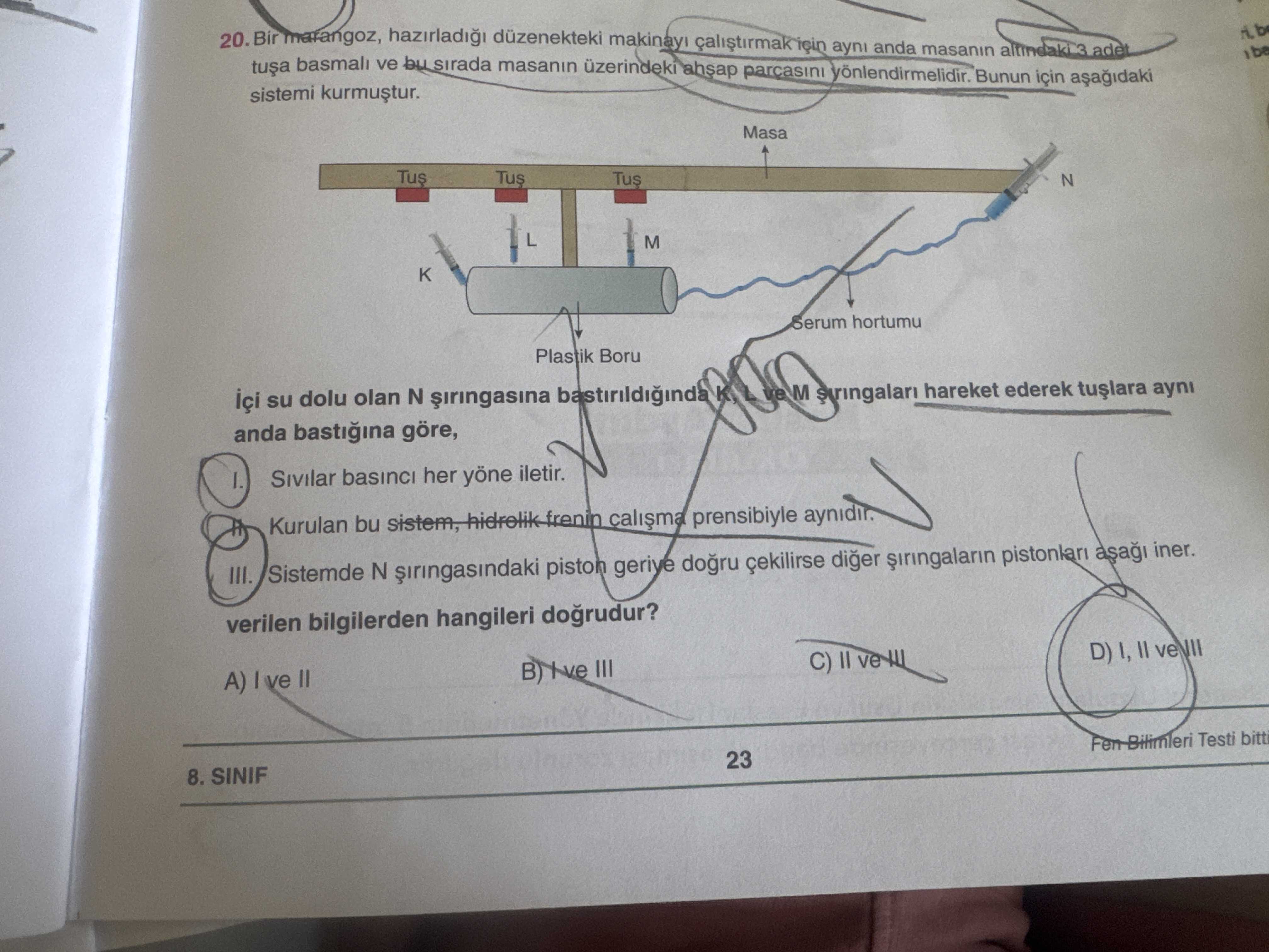 Bir marangoz, hazırladığı düzenekteki makinayı çalıştırmak için aynı anda masanın altındaki 3 adet