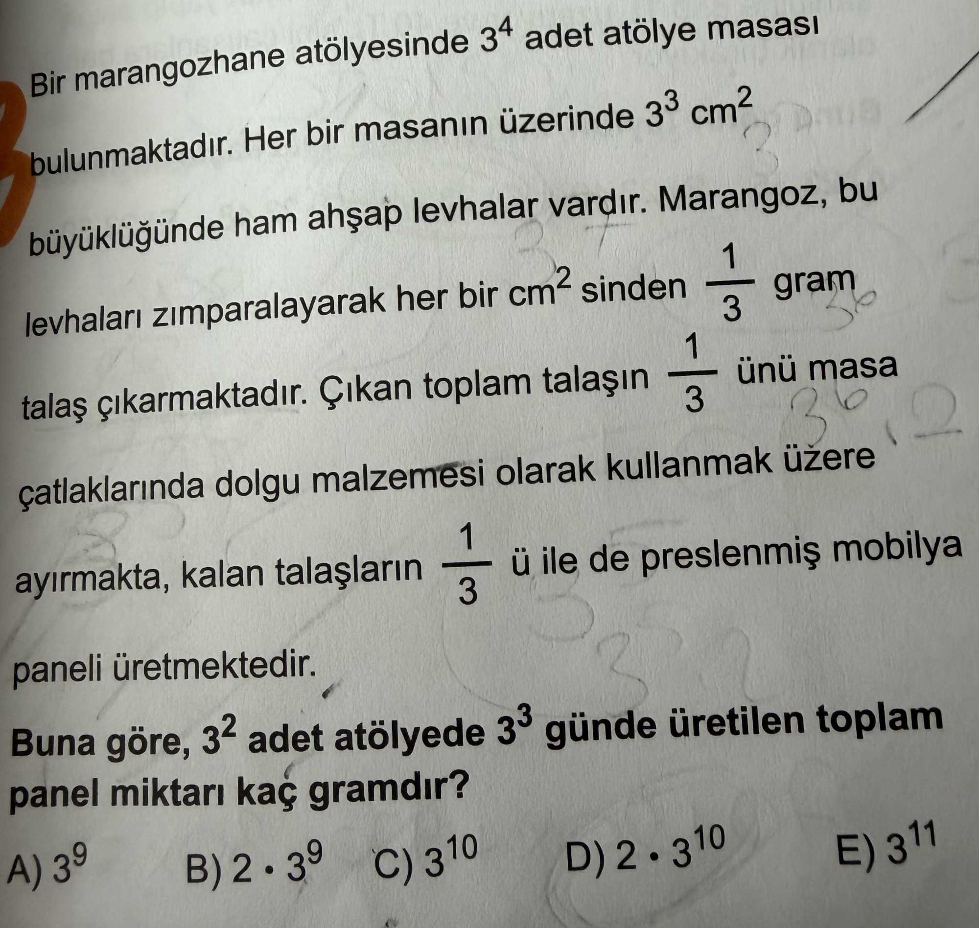 Bir marangozhane atölyesinde 3⁴ adet atölye masası bulunmaktadır. Her bir masanın üzerinde 3³ cm²