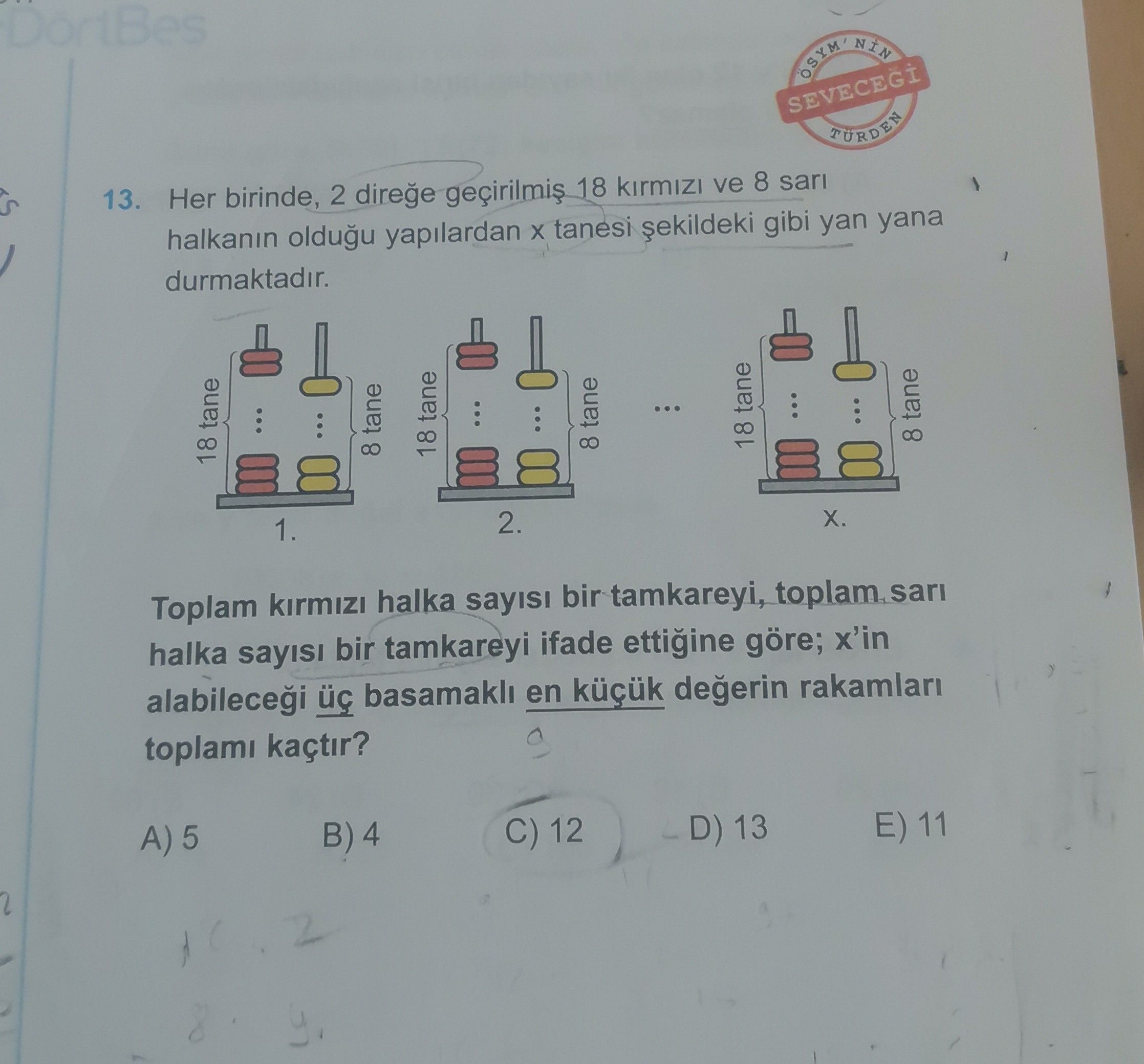 Her birinde, 2 direğe geçirilmiş 18 kırmızı ve 8 sarı halkanın olduğu yapılardan x tanesi şekildeki