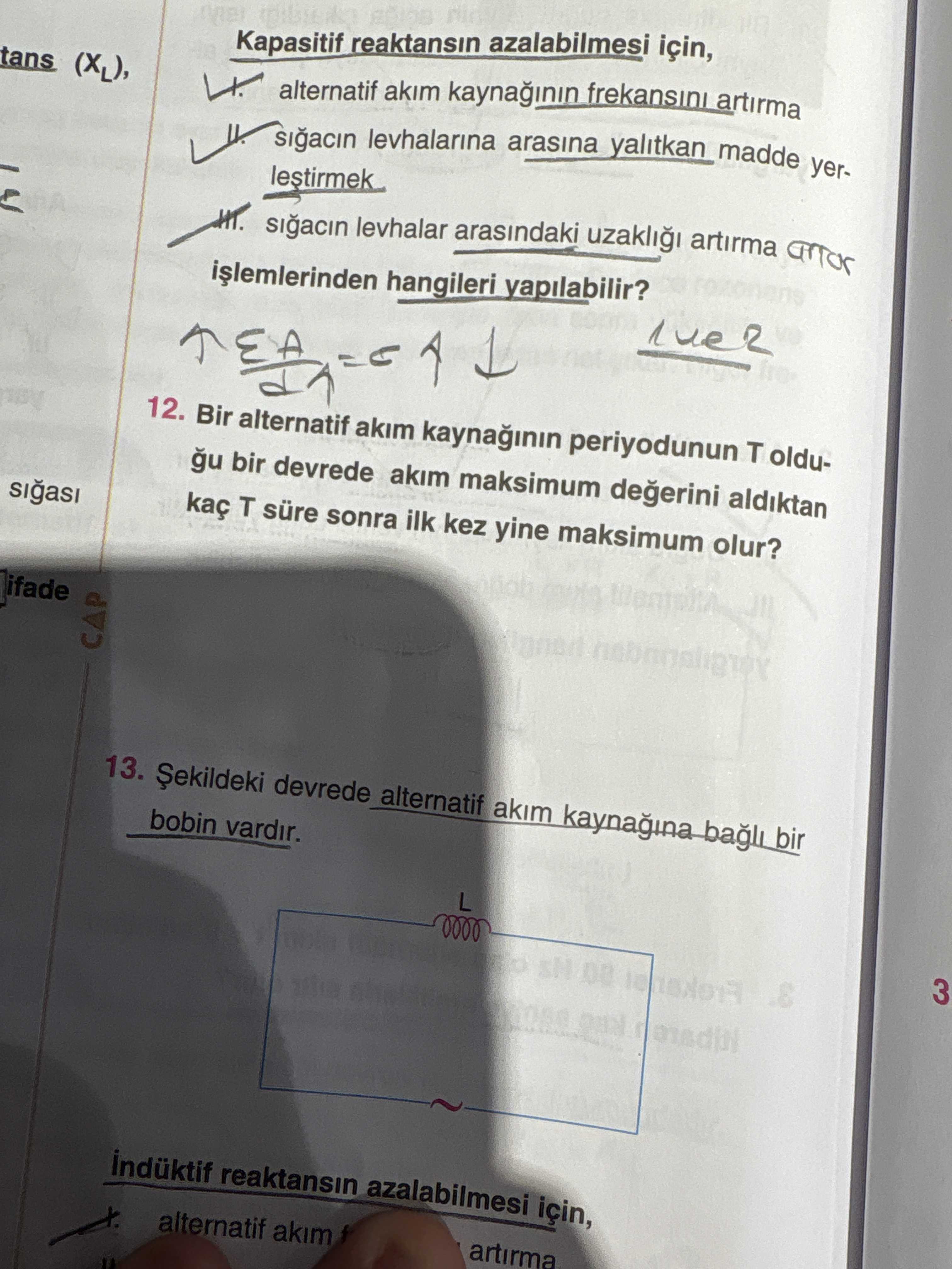 Bir alternatif akım kaynağının periyodunun T olduğu bir devrede akım maksimum değerini aldıktan kaç