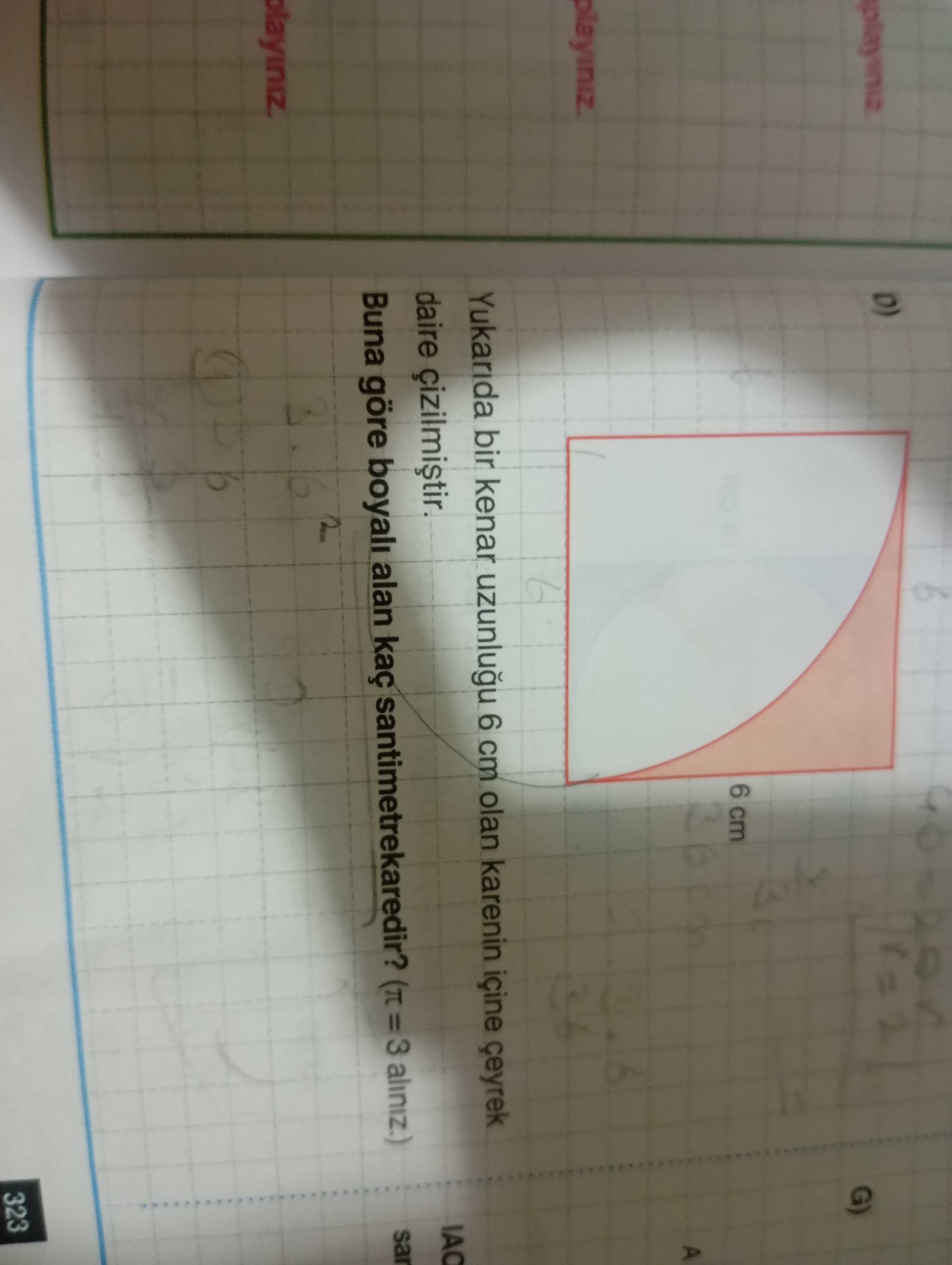 Yukarıda bir kenar uzunluğu 6 cm olan karenin içine çeyrek daire çizilmiştir. Buna göre boyalı