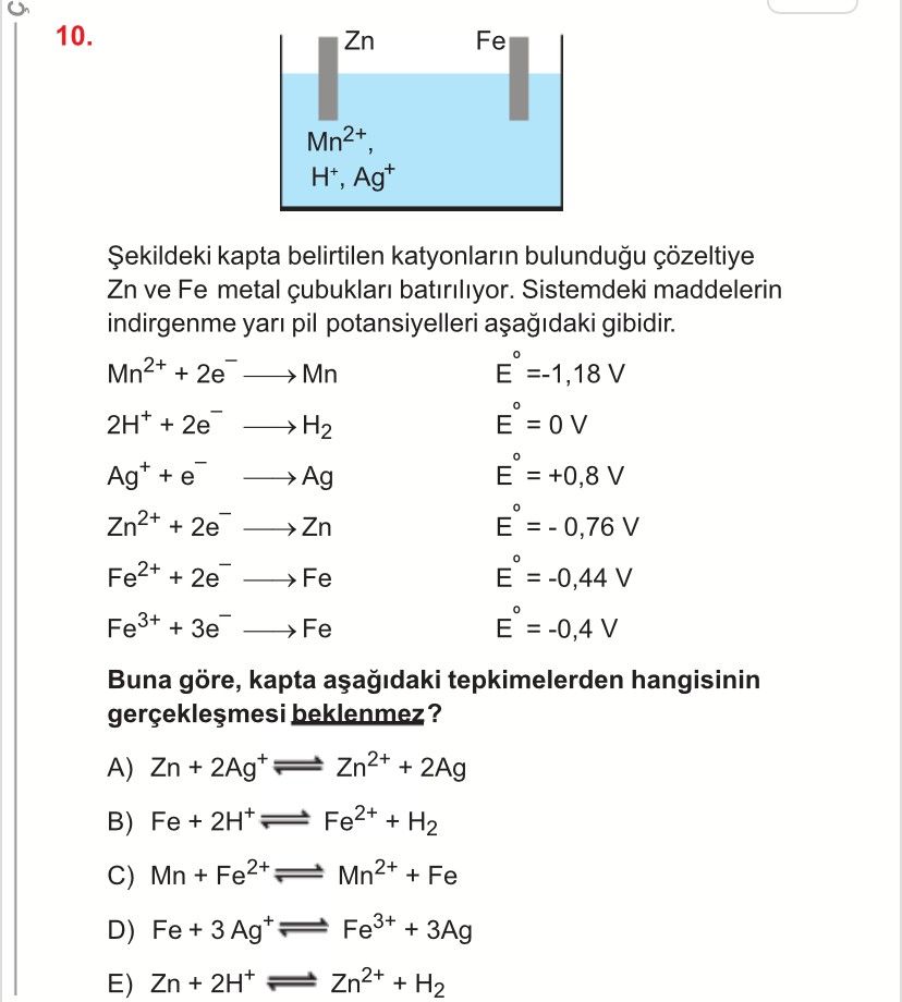 Şekildeki kapta belirtilen katyonların bulunduğu çözeltiye Zn ve Fe metal çubukları batırılıyor