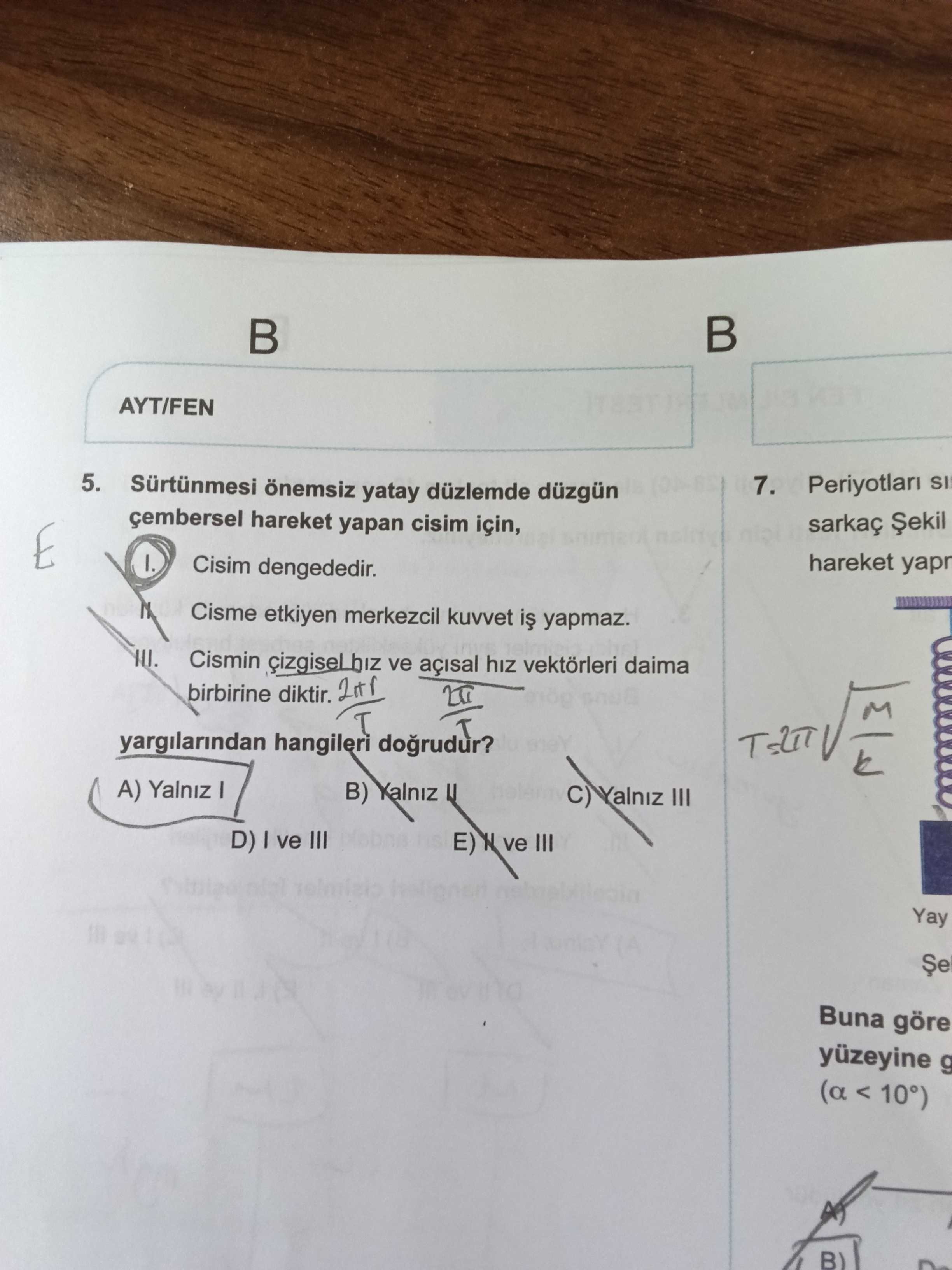 Sürtünmesi önemsiz yatay düzlemde düzgün çembersel hareket yapan cisim için, I. Cisim dengededir