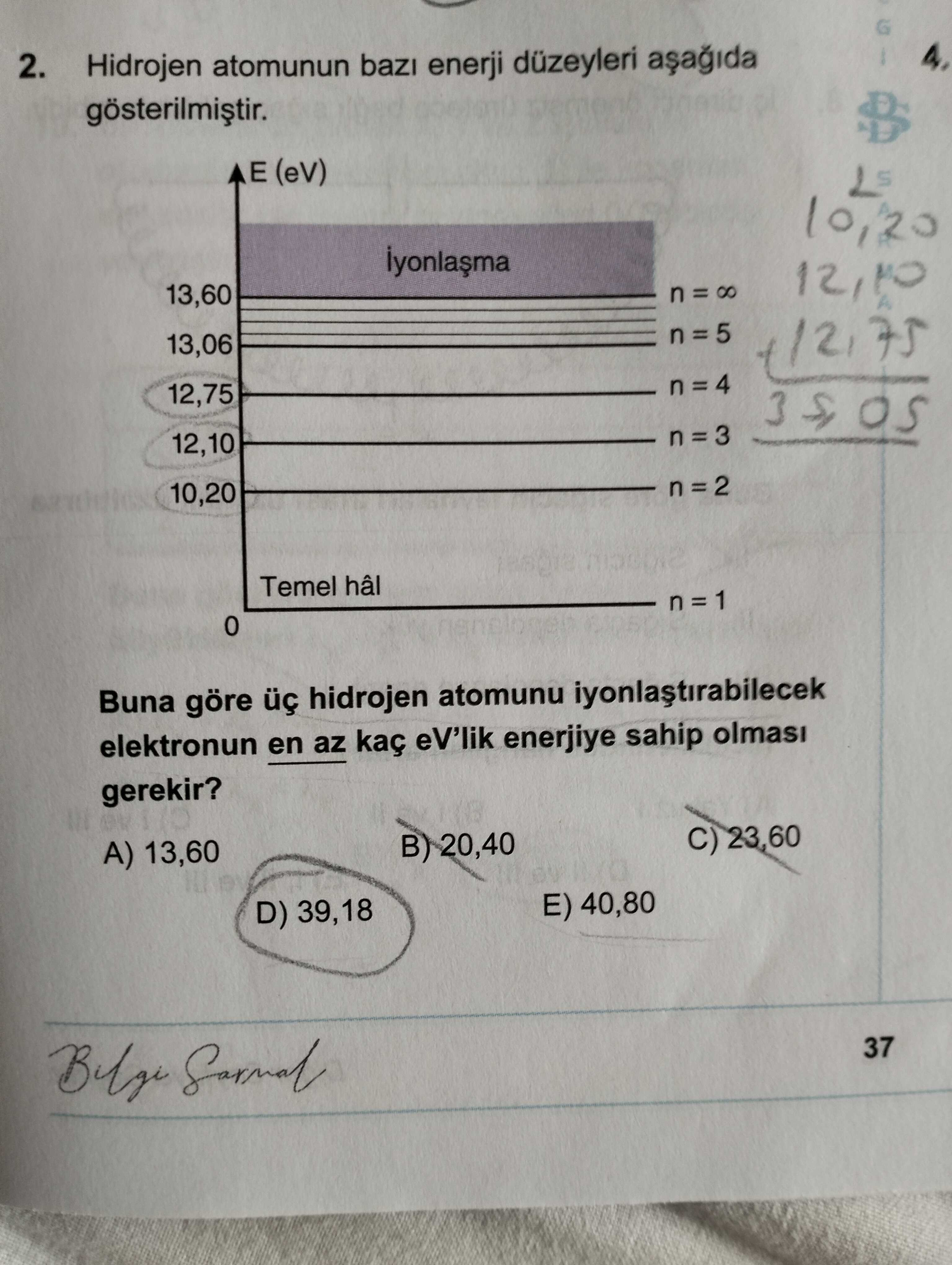 Hidrojen atomunun bazı enerji düzeyleri aşağıda gösterilmiştir. Buna göre üç hidrojen atomunu