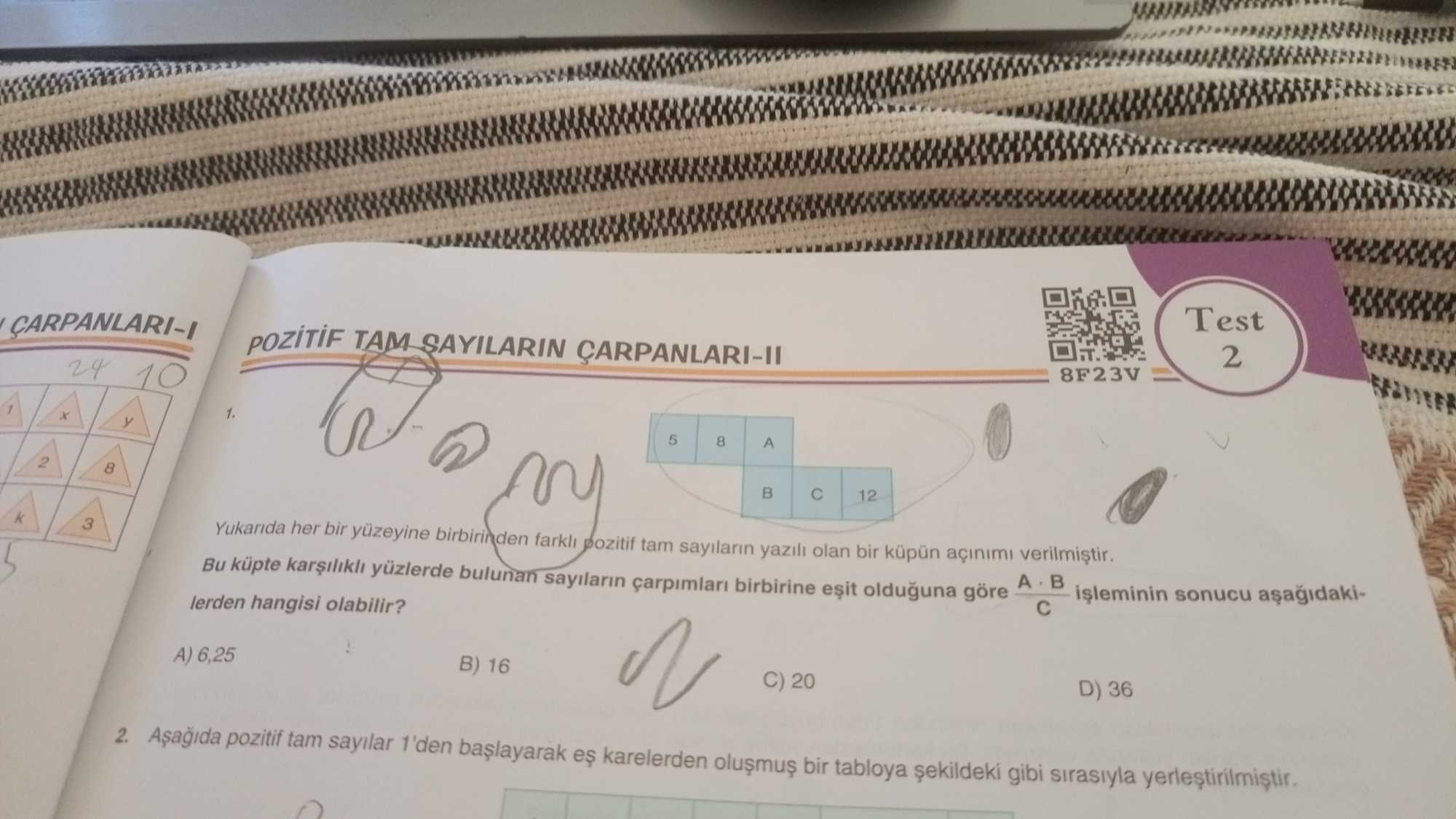 Yukarıda her bir yüzeyine birbirinden farklı pozitif tam sayıların yazılı olan bir küpün açınımı