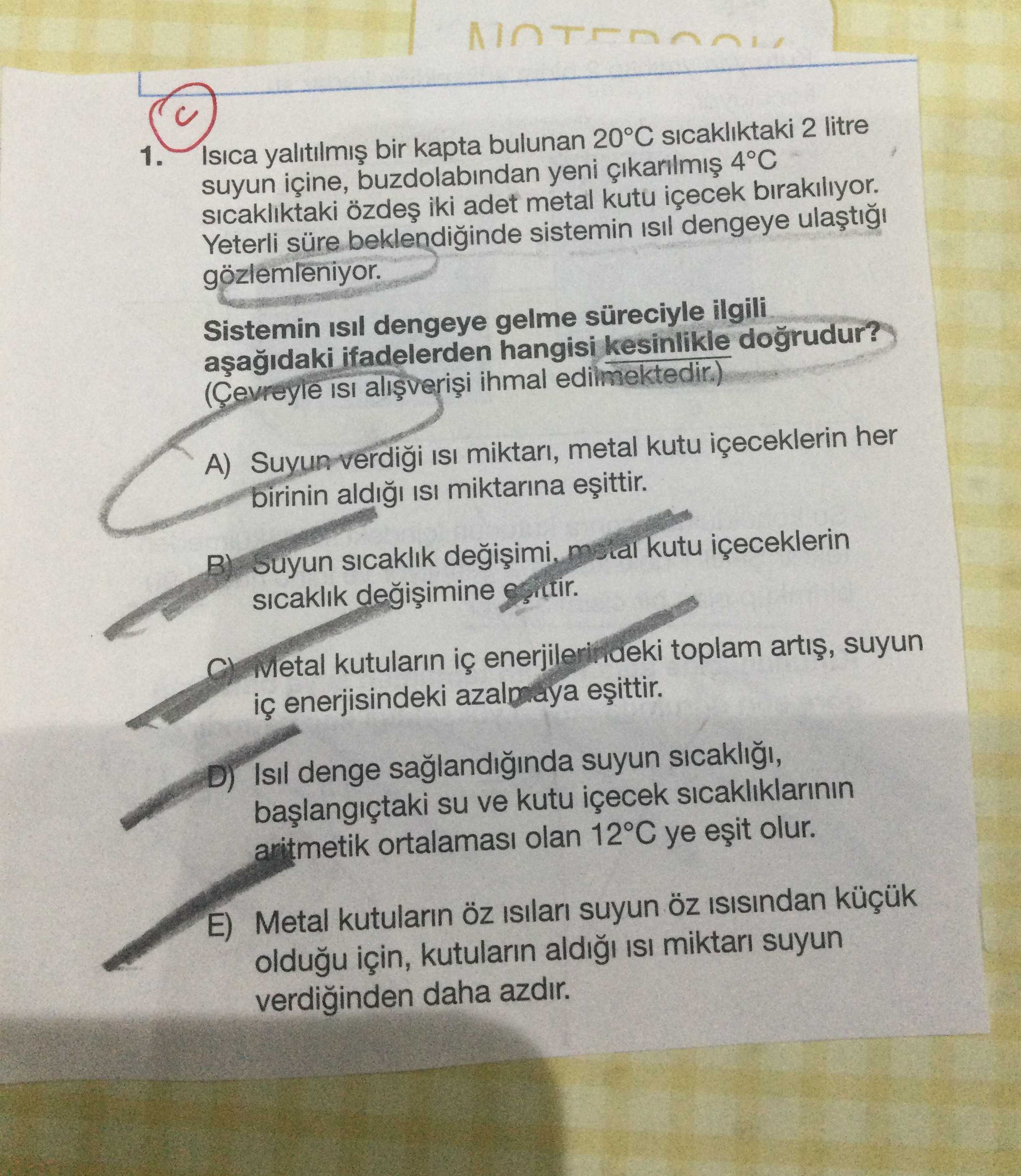 Isıca yalıtılmış bir kapta bulunan 20°C sıcaklıktaki 2 litre suyun içine, buzdolabından yeni